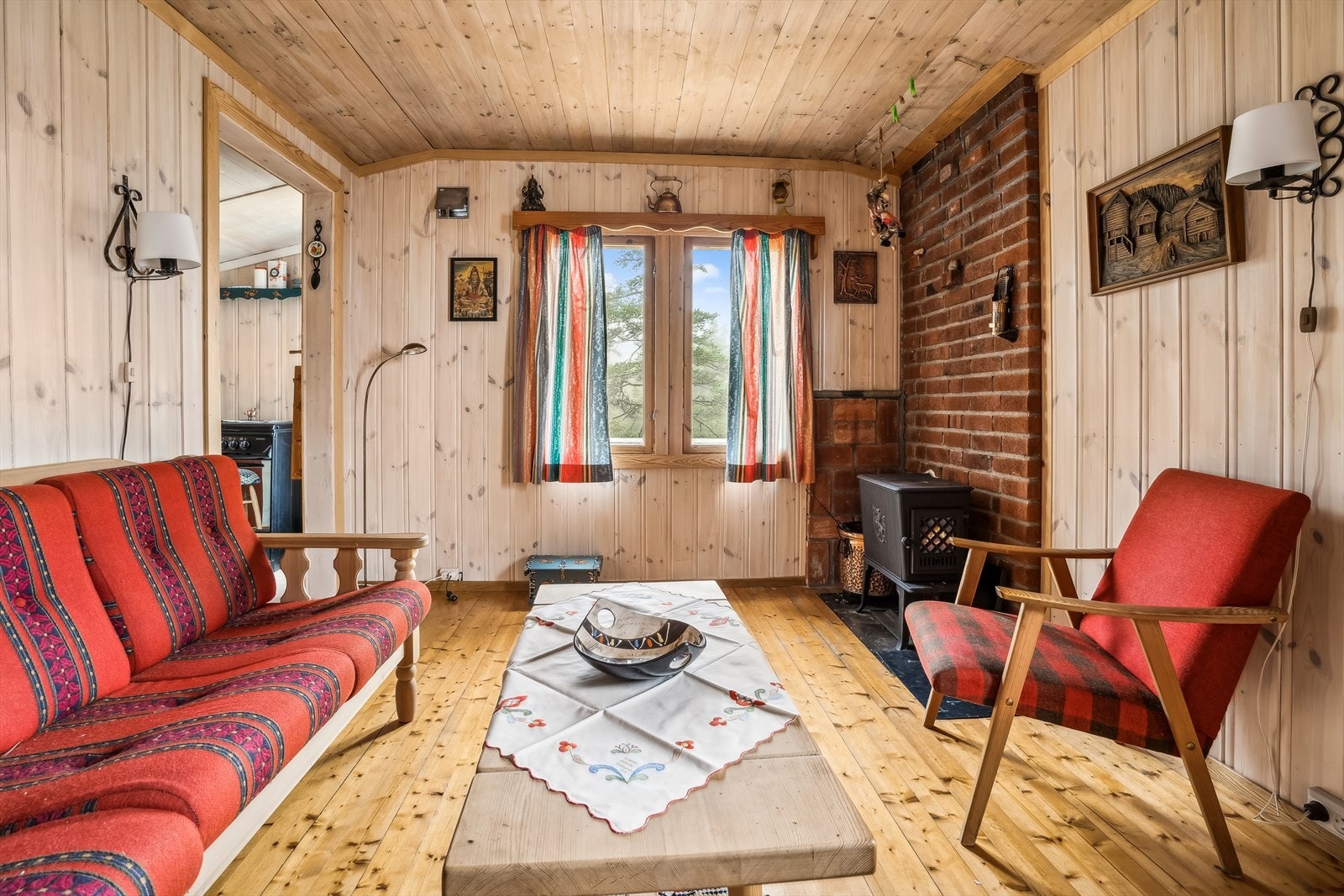 Stua er intim og bidrar sterkt til hyttekos Galleribilde