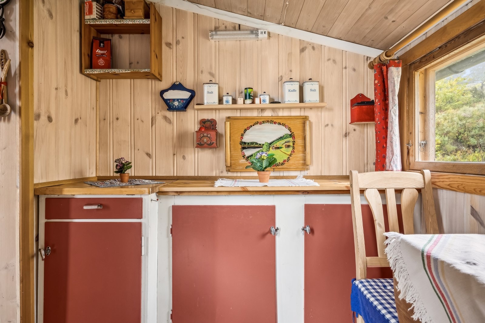 Kjøkkenet er simpelt, men med lagringsplass til det nødvendigste Galleribilde