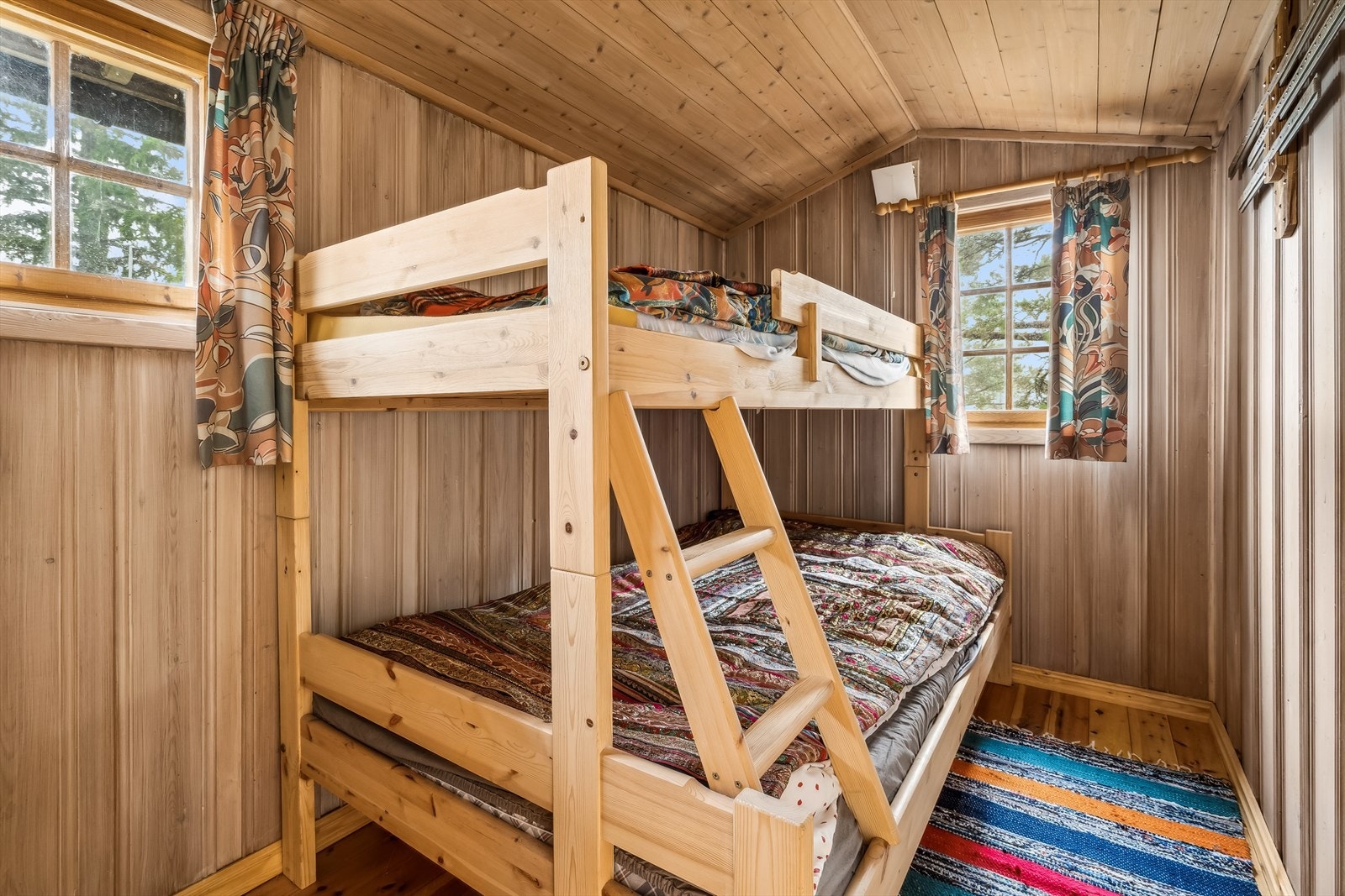 Soverom 2 er plassert mer adskilt fra stua som gir ungene rom for å leke og herje Galleribilde