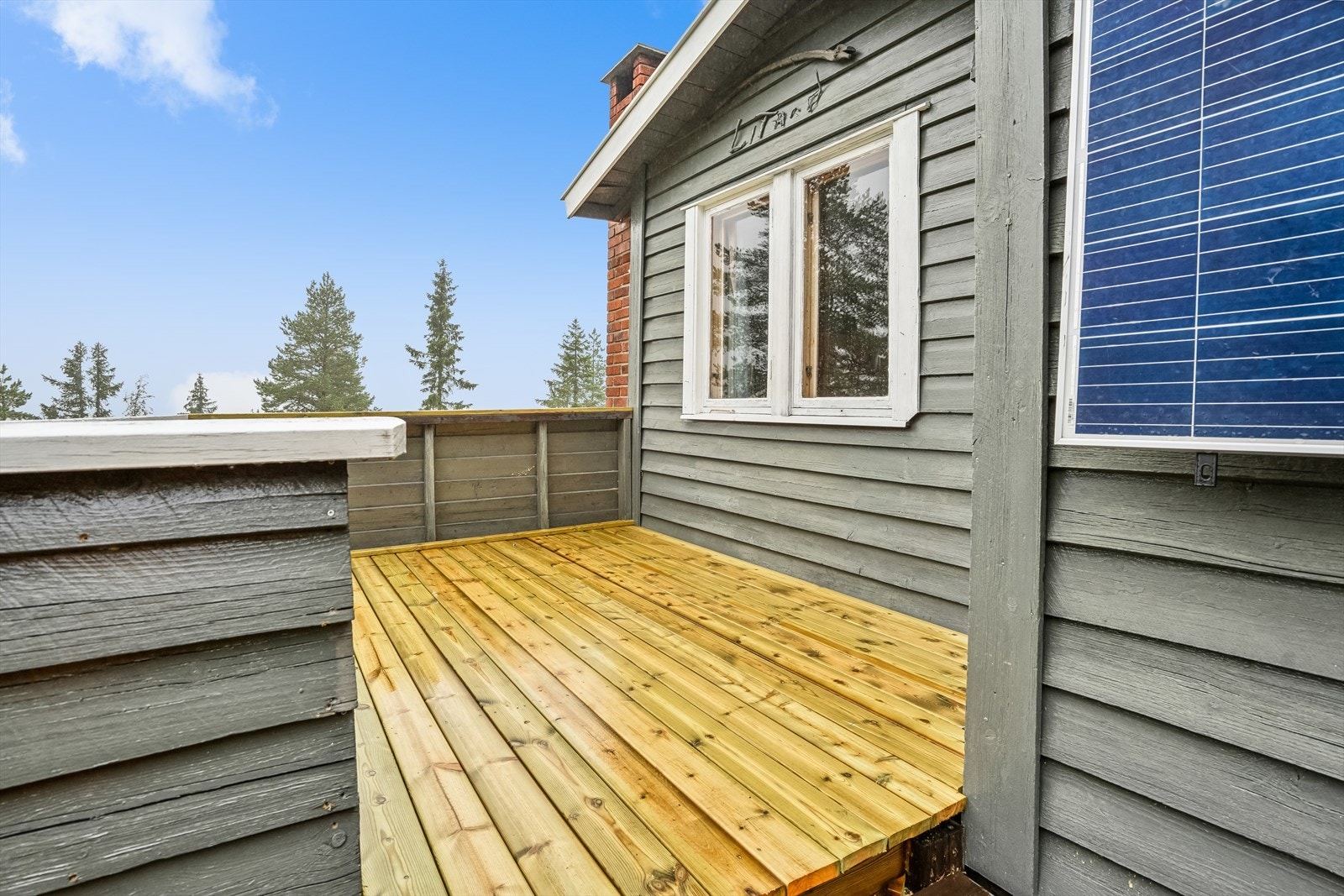 Verandaen har har trapp opp direkte fra skog og natur Galleribilde