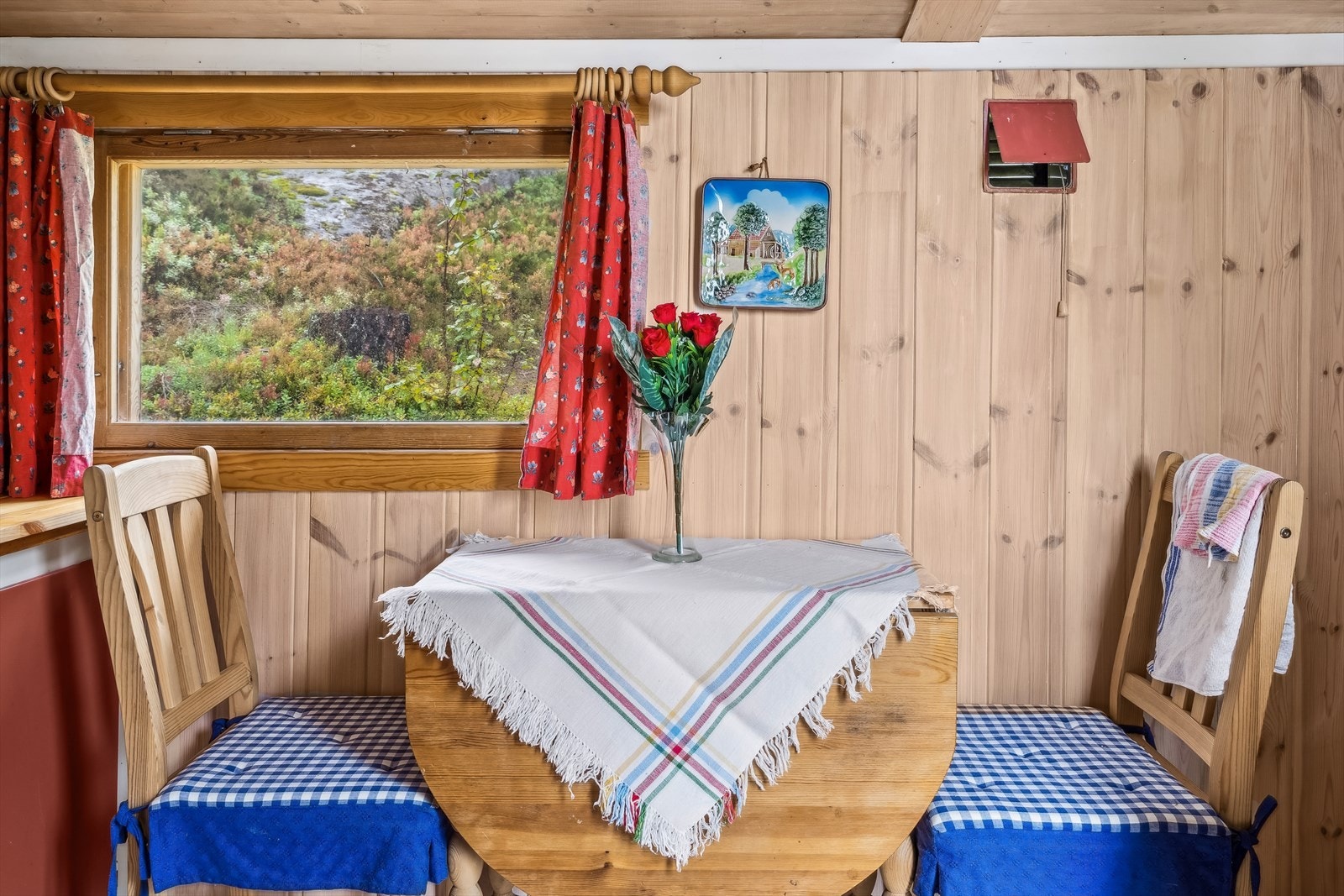 Sitteplassen rundt kjøkkenbordet er begrenset, dog er det perfekt stilt opp for date og intime samtaler Galleribilde