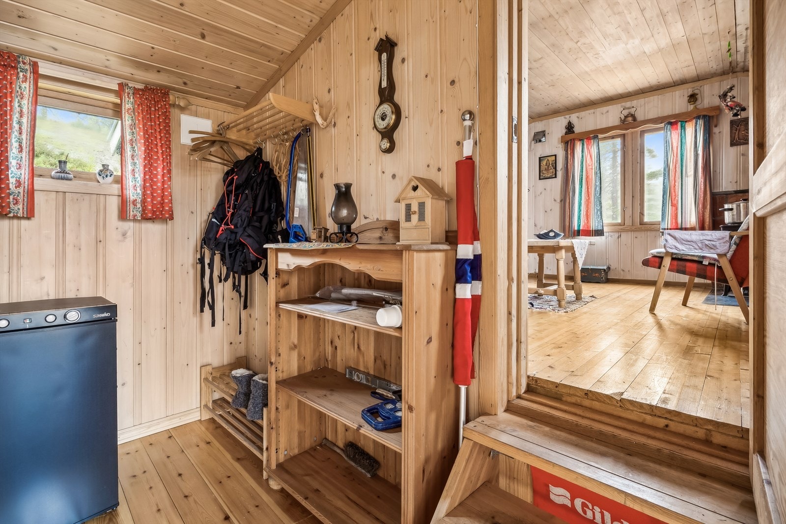 Gangen har plass til alt og sko og tøy, har du mere tøy enn det som det er plass til her ser du at det er plass nok til å være kreativ Galleribilde