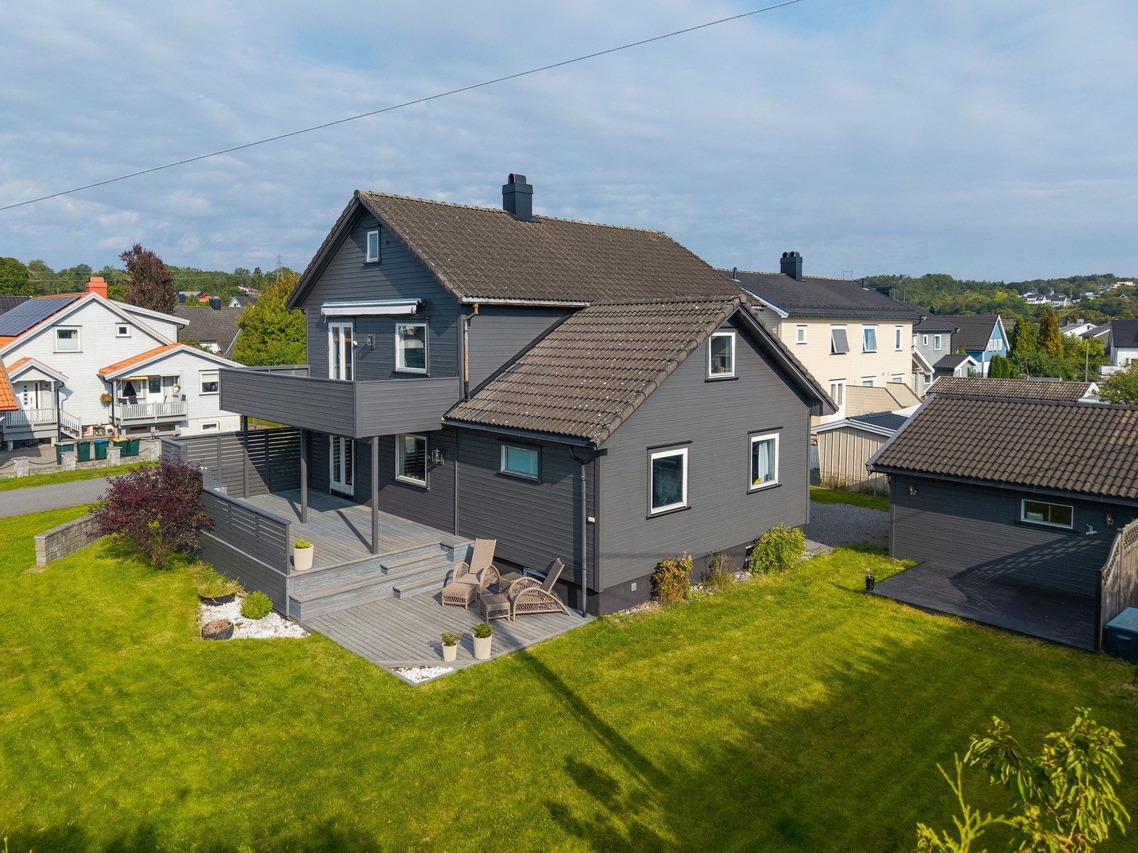 Boligen ligger på en solrik hagetomt og det er gangavstand til både skole, barnehage og dagligvare Galleribilde