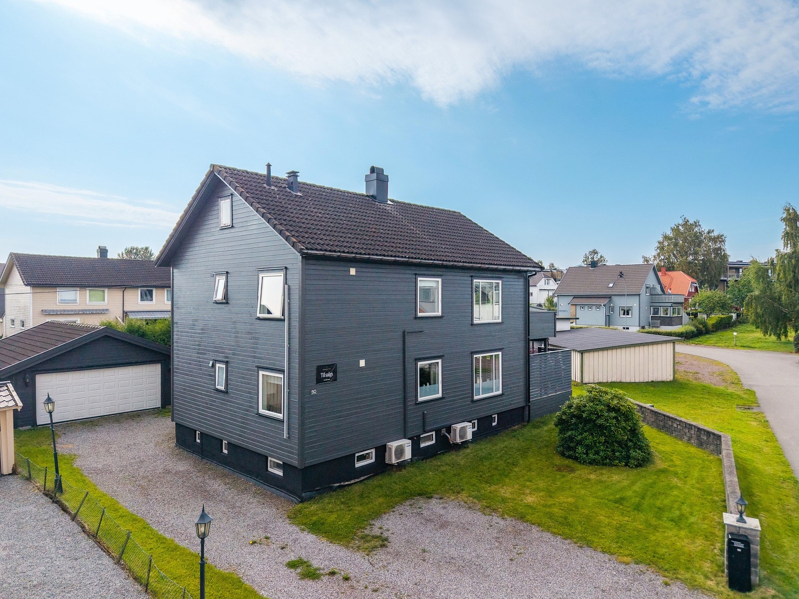 Dobbel garasje og ekstra parkering på gårdsplassen Galleribilde