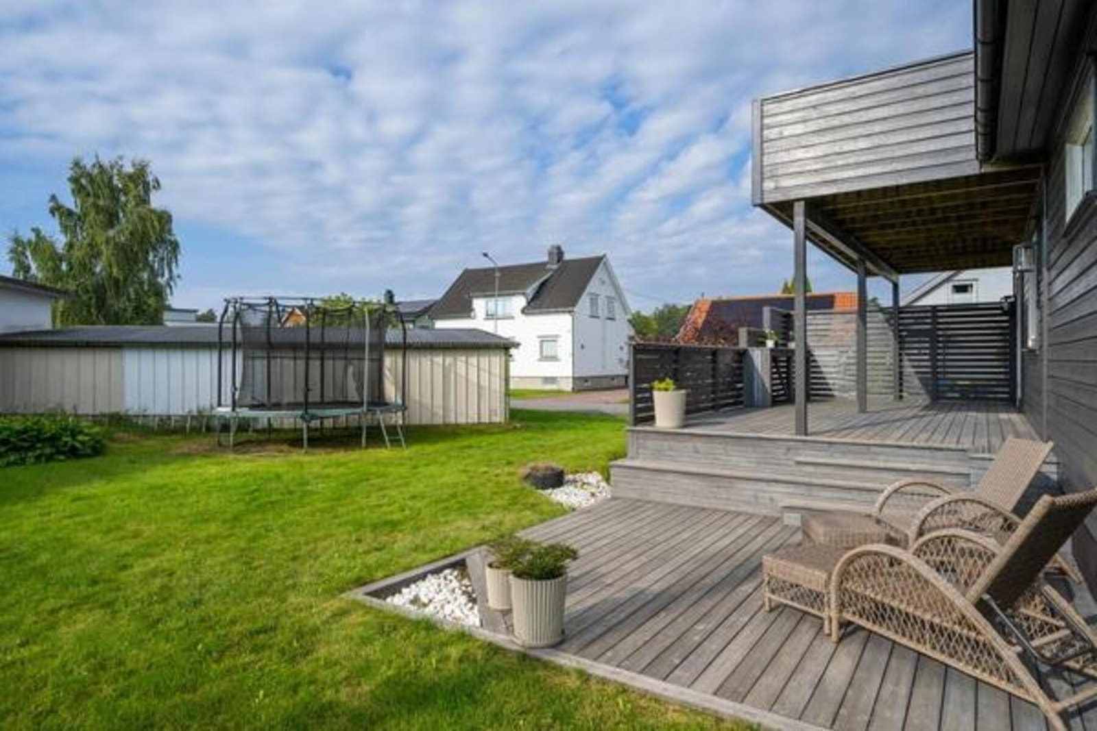 Terrassen er i to nivåer og som vi ser også god plass for trampoline Galleribilde