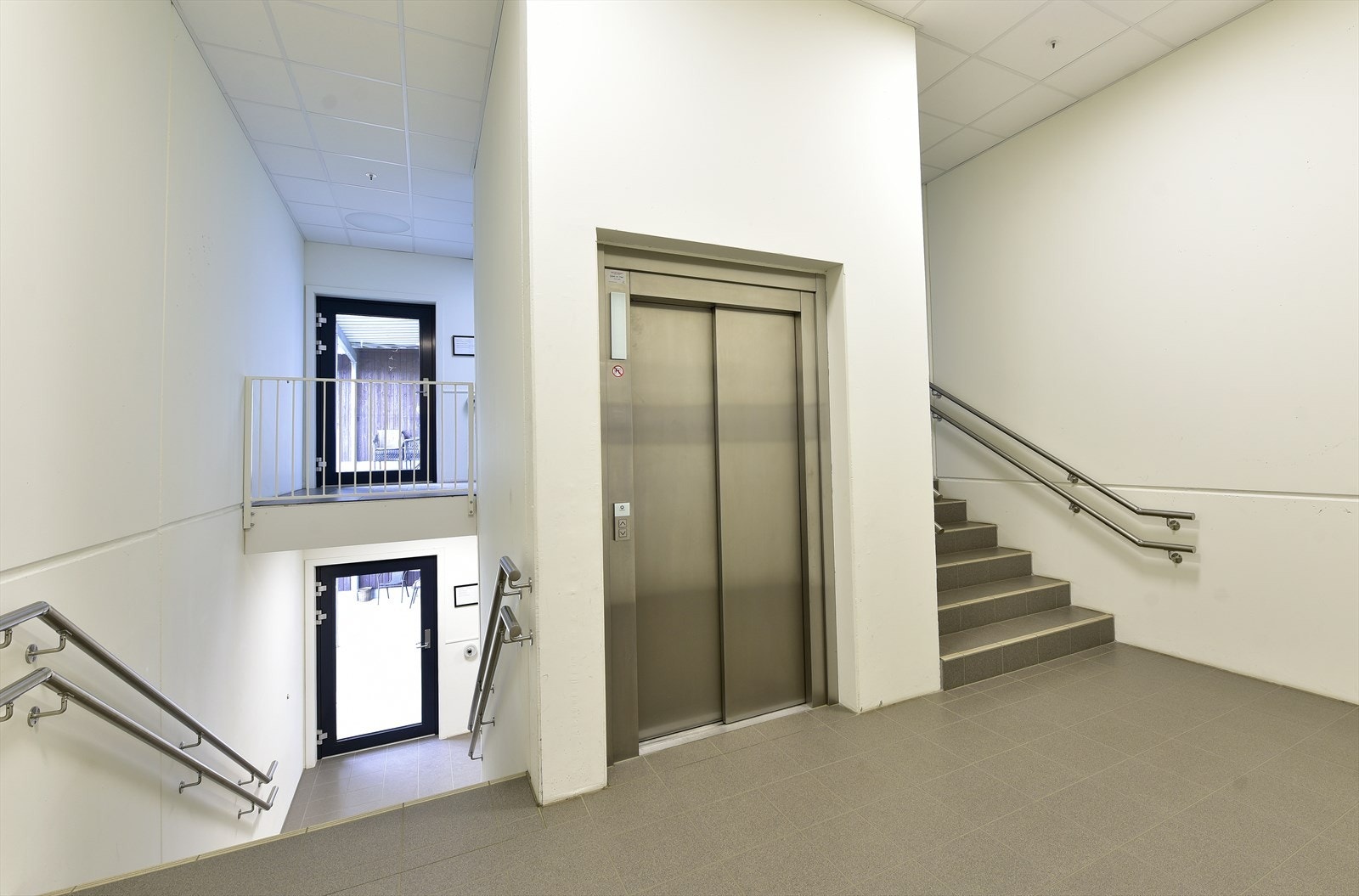 Heisen tar deg lettvint mellom etasjene og til garasjekjeller Galleribilde
