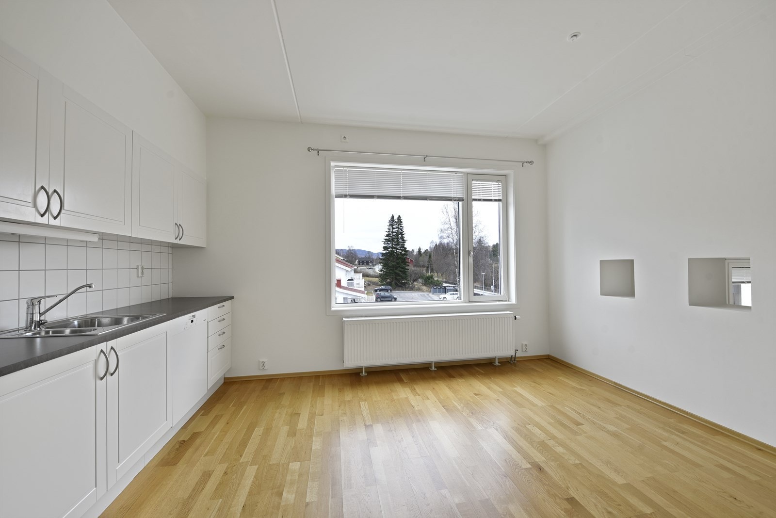 Rommet har god størrelse og fine lysforhold, så her kan man lage seg et skikkelig hyggelig allrom. Galleribilde