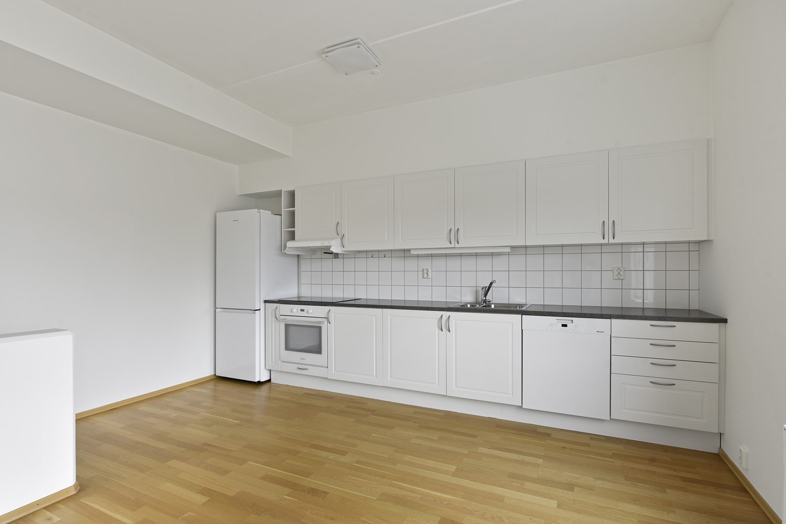 Det er integrerte hvitevarer: Komfyr med induksjon, oppvaskmaskin. I tillegg er det frittstående kjøl/fryseskap. Hhv fra produsentene Miele og Samsung. Galleribilde