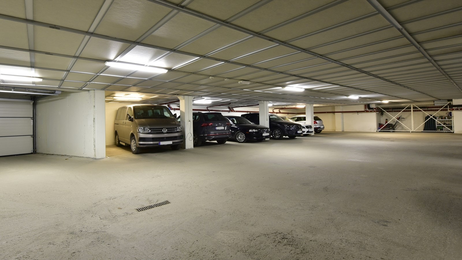 Det medfølger egen parkeringsplass i kjelleren til leiligheten. Galleribilde
