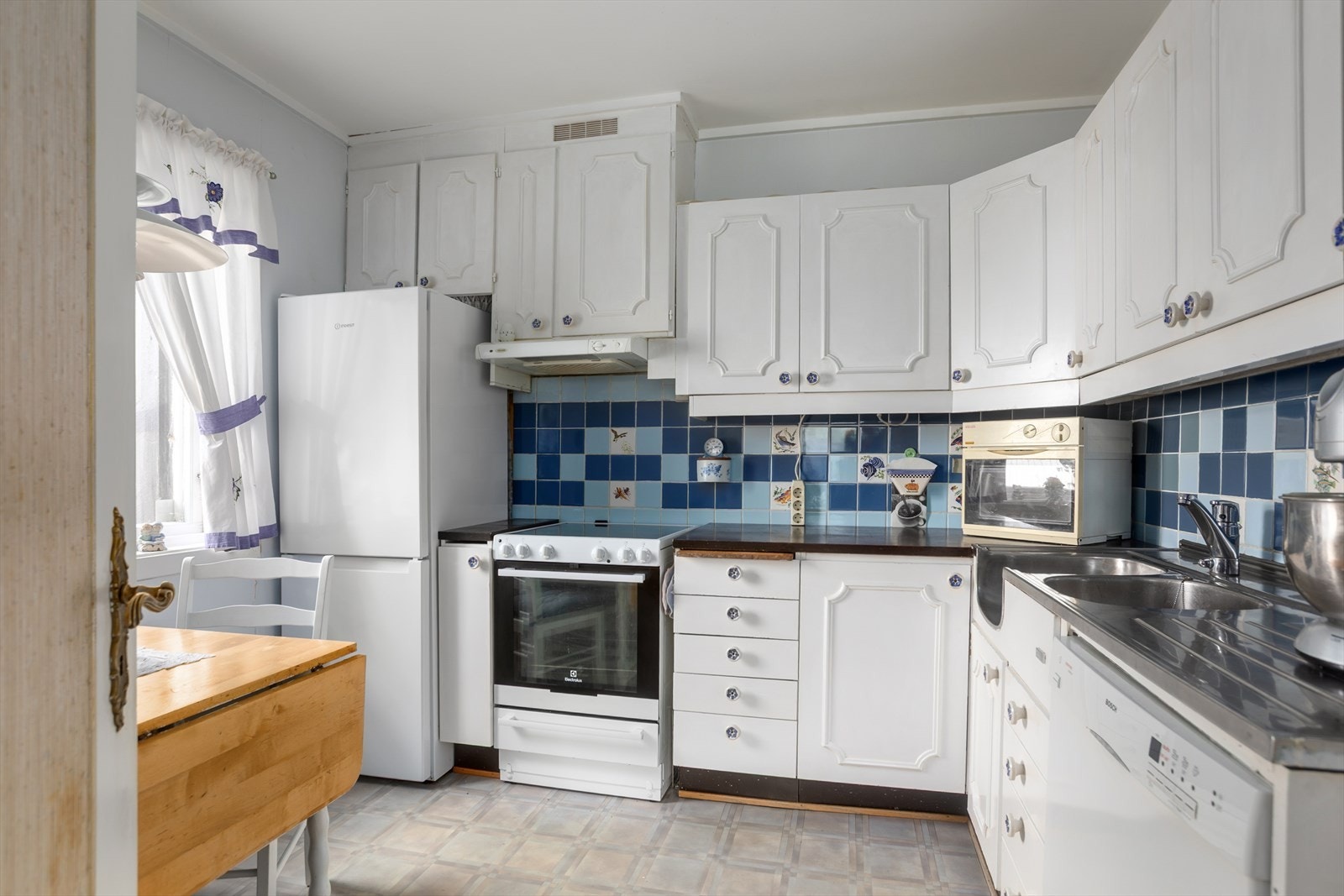 Separat kjøkken med frittstående hvitevarer Galleribilde