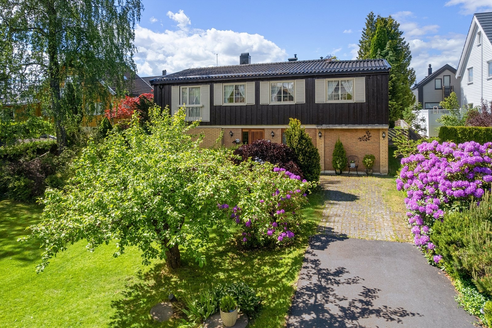 Deler av innkjørselen ble asfaltert i 2023 Galleribilde