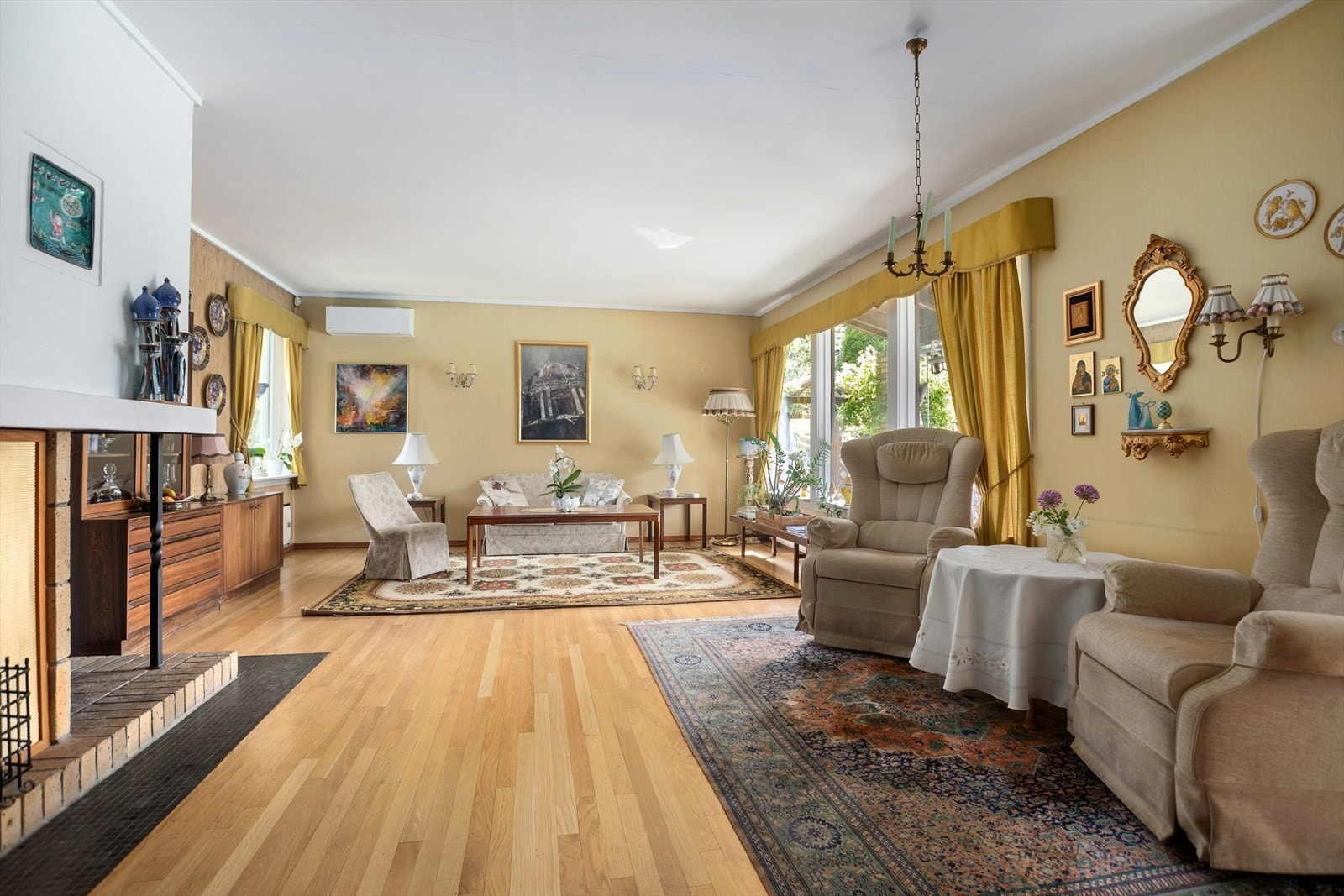 I stuen finner du store og flotte vindusflater som slipper inn godt med lys fra flere sider Galleribilde