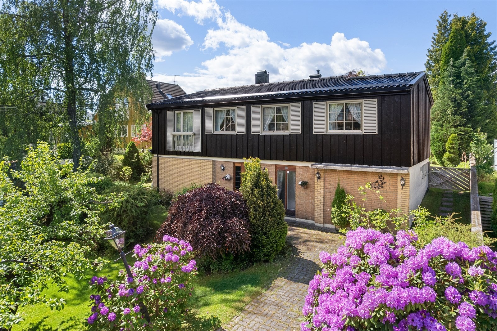 Boligen går over to plan og ligger i et stille, rolig og barnevennlig område med lite støy Galleribilde