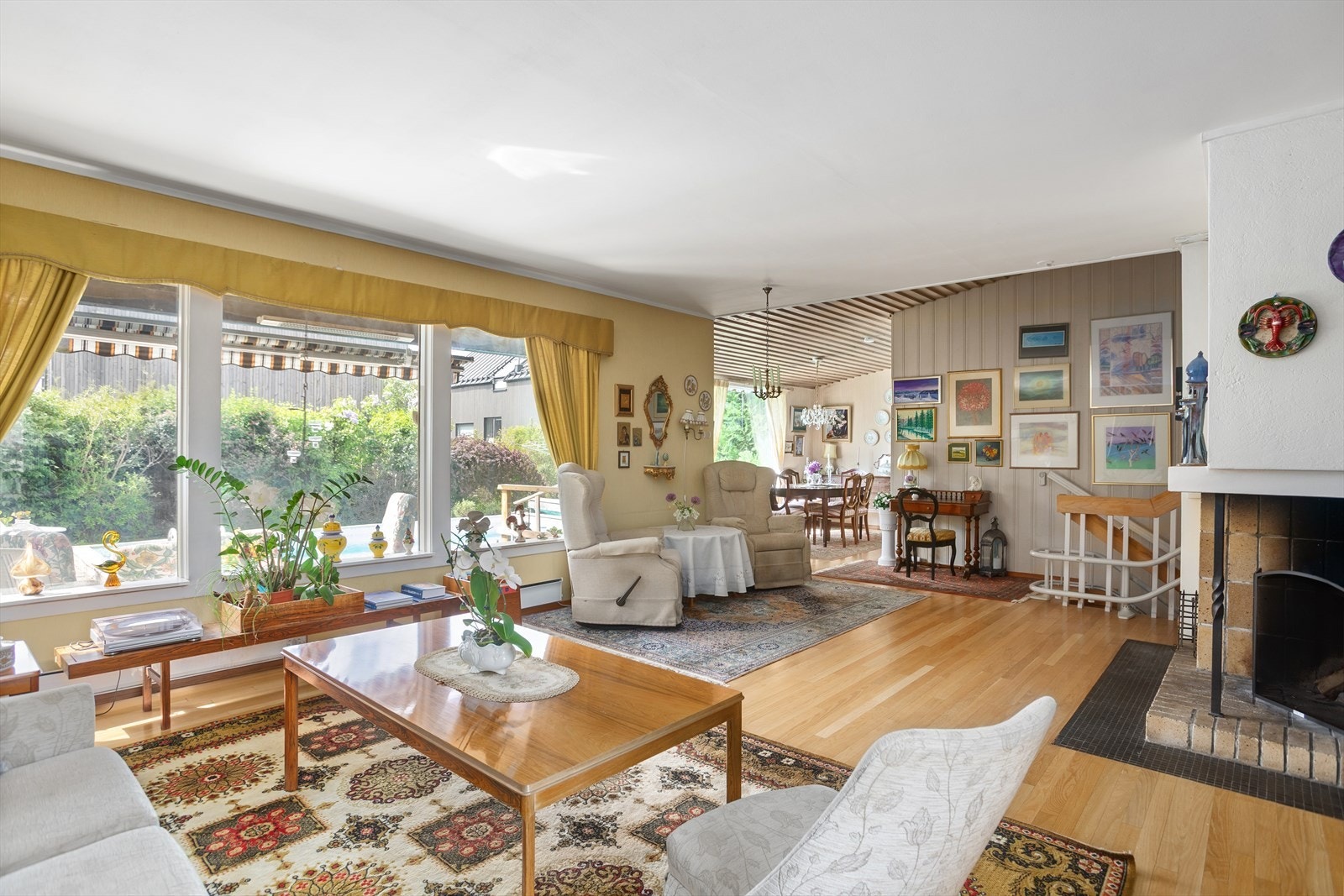 Boligen går over tre halv-etasjer og har en åpen, lys og sosial planløsning, der du i tillegg har flere "soner" for større familier Galleribilde