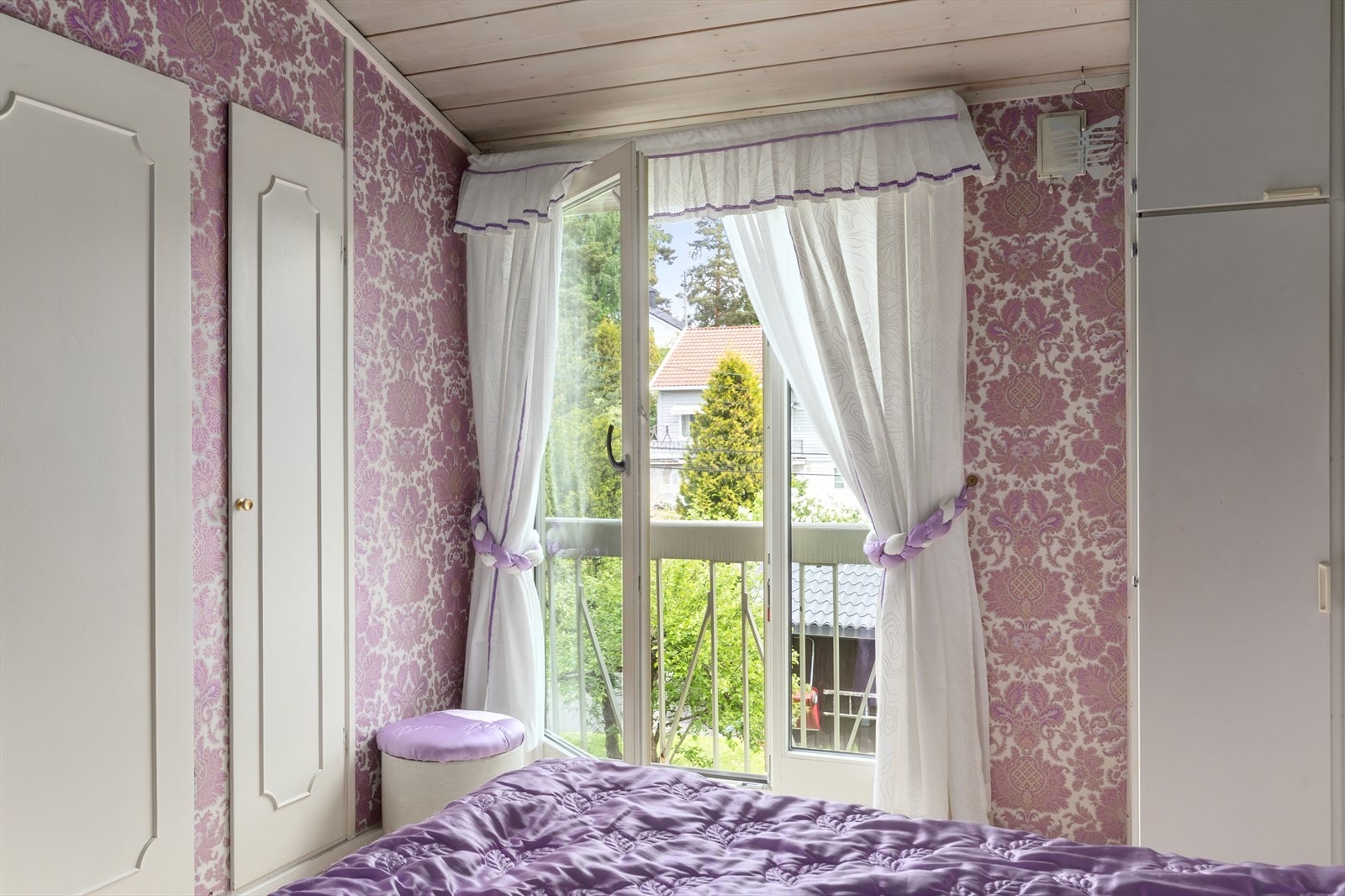 Hovedsoverom med innebygde skap og fransk balkong Galleribilde