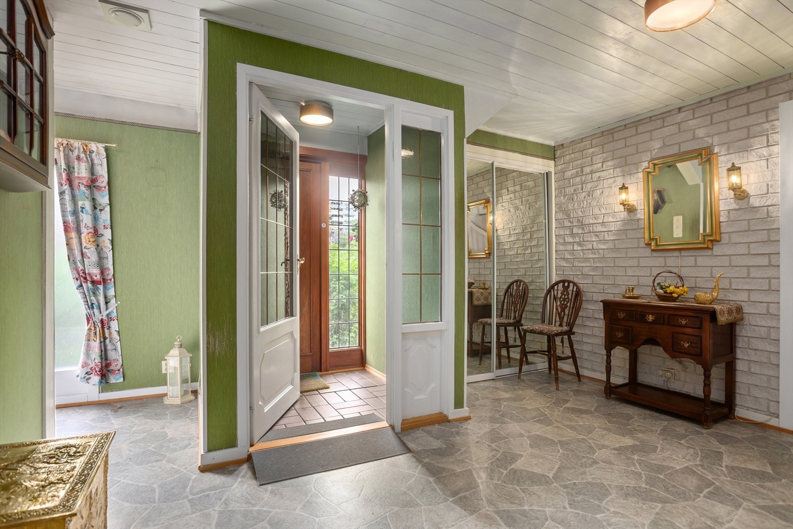 Stor og flott entrè med skyvedørsgarderobe Galleribilde