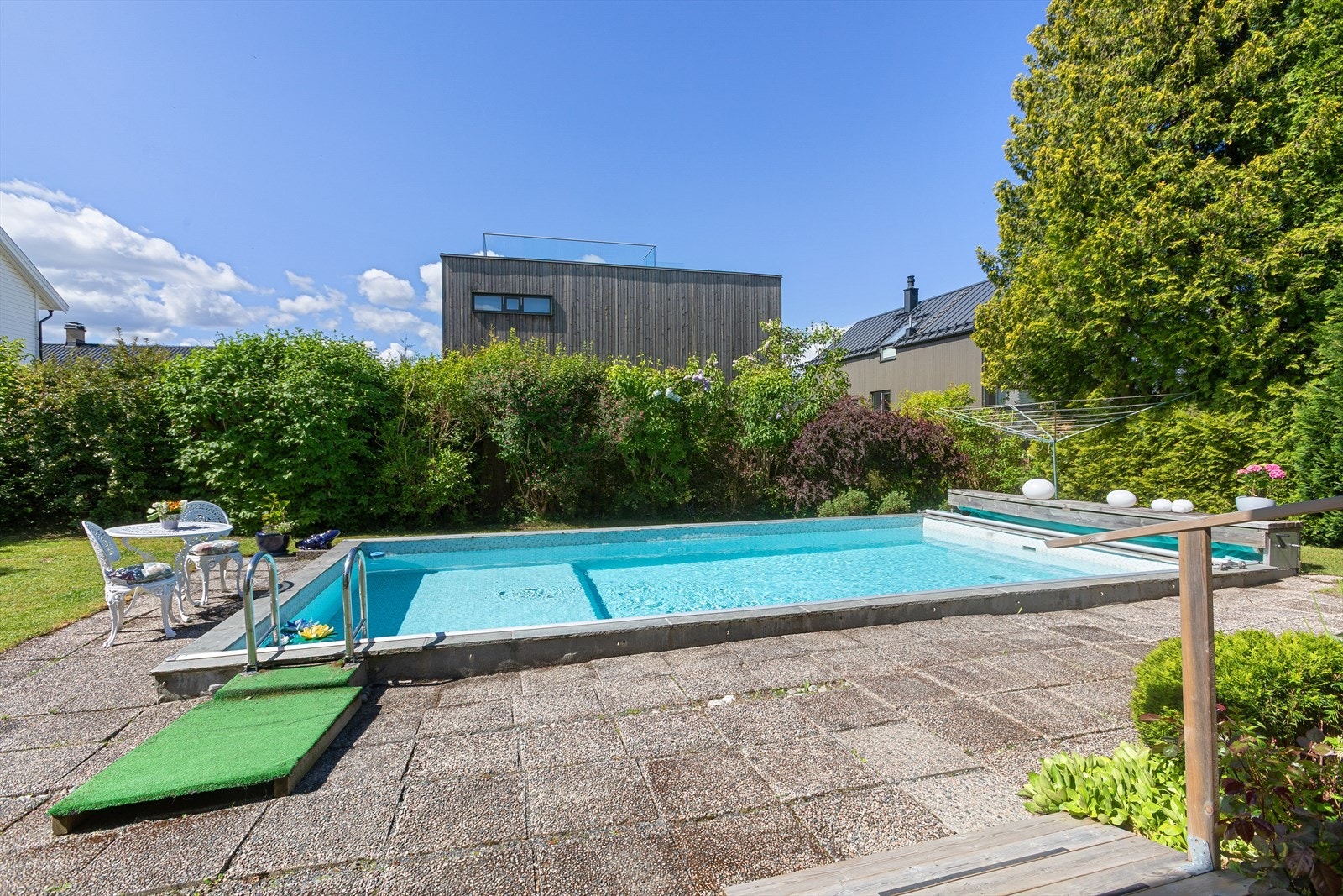 Hagen ligger skjermet fra naboene, med lite innsyn fra de rundt. Galleribilde