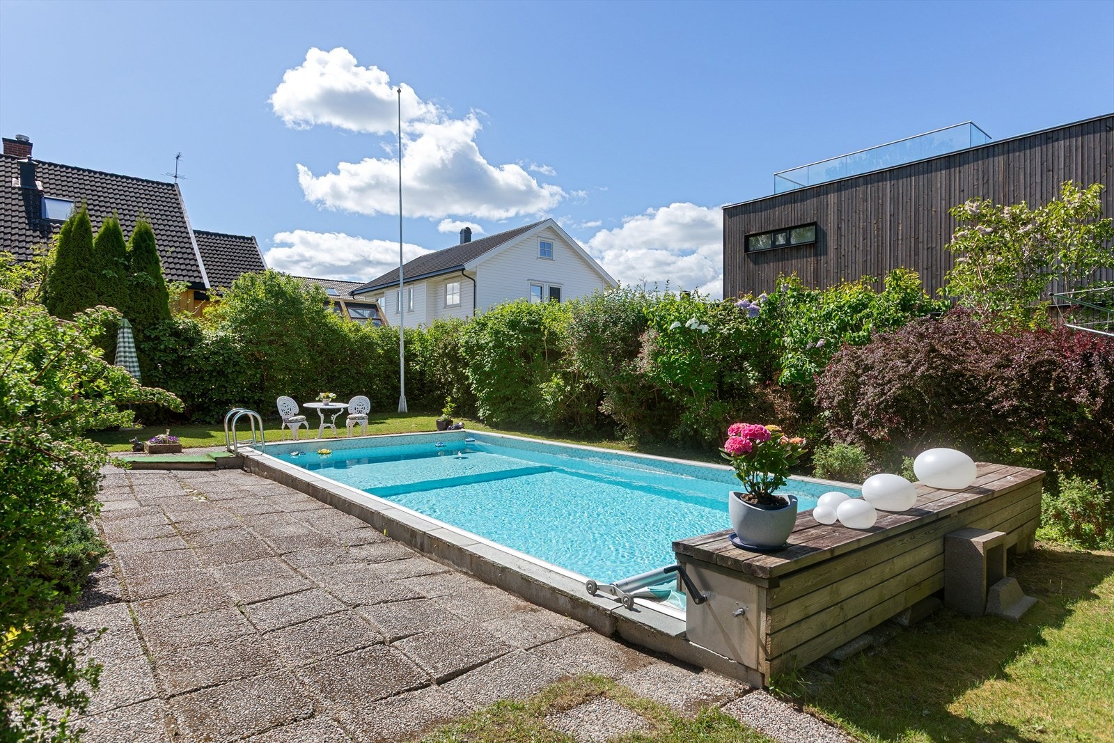 Stort basseng - perfekt på varme sommerdager. Det ble i 2023 byttet duk på bassenget Galleribilde