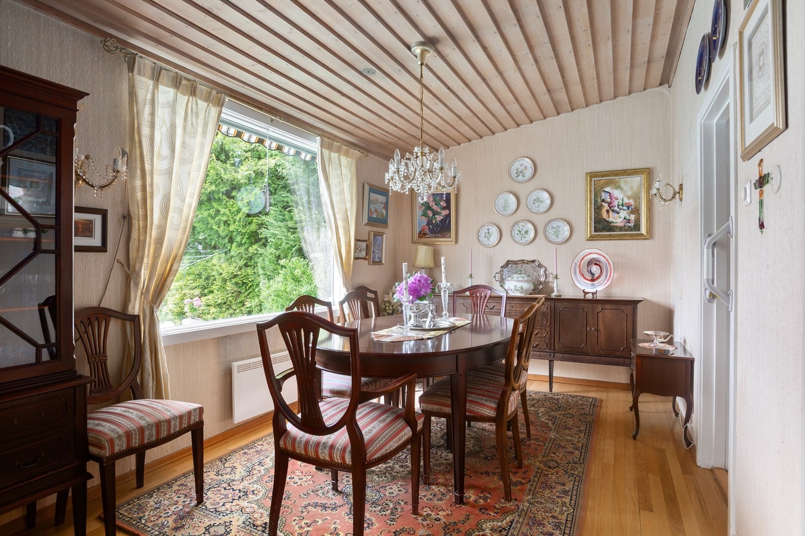 Spisestueavdeling med plass til stort spisebord Galleribilde