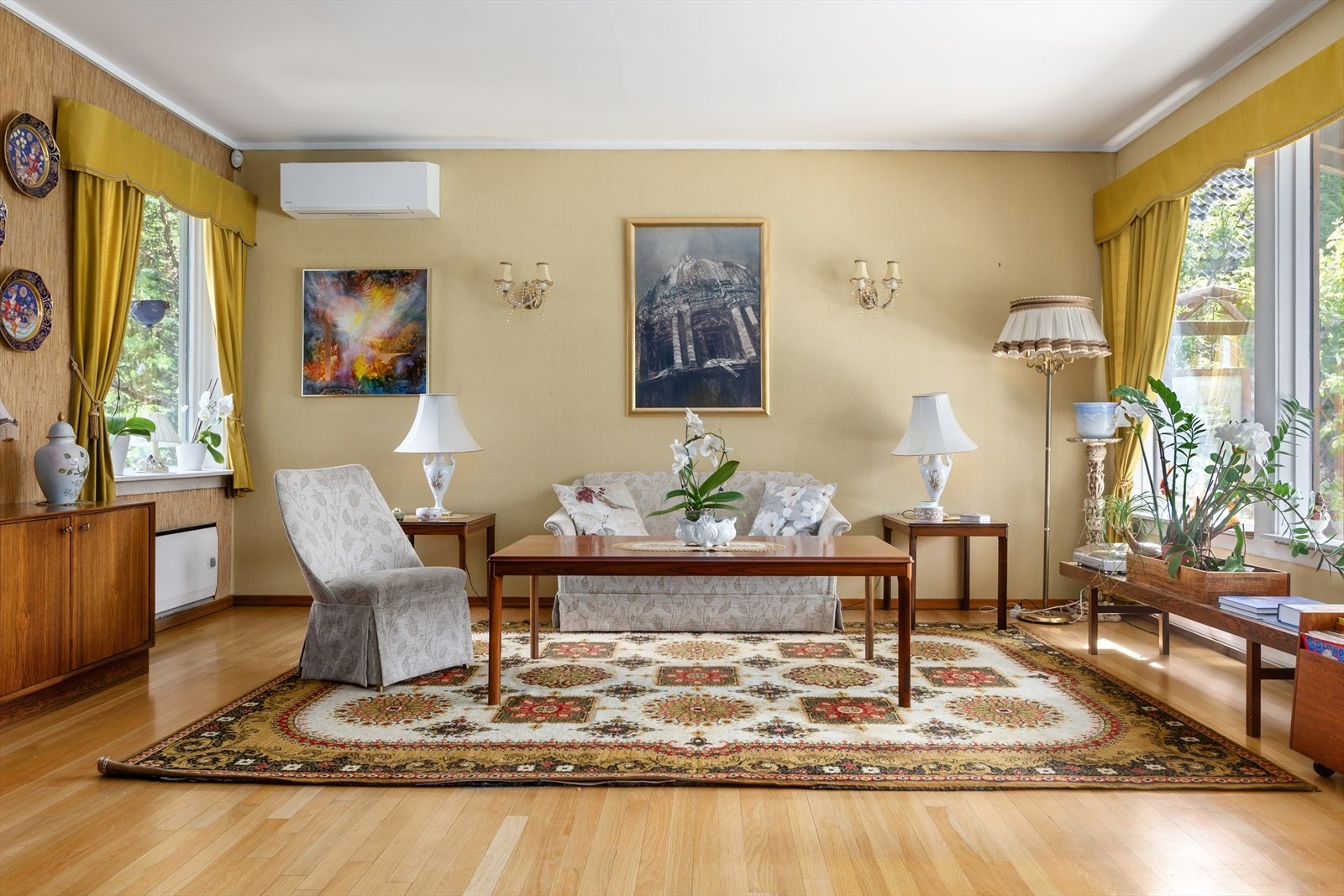 Boligen har elektrisk oppvarming, peis og luft-til-luft varmepumpe i stuen. Varmepumpen er fra 2023 Galleribilde