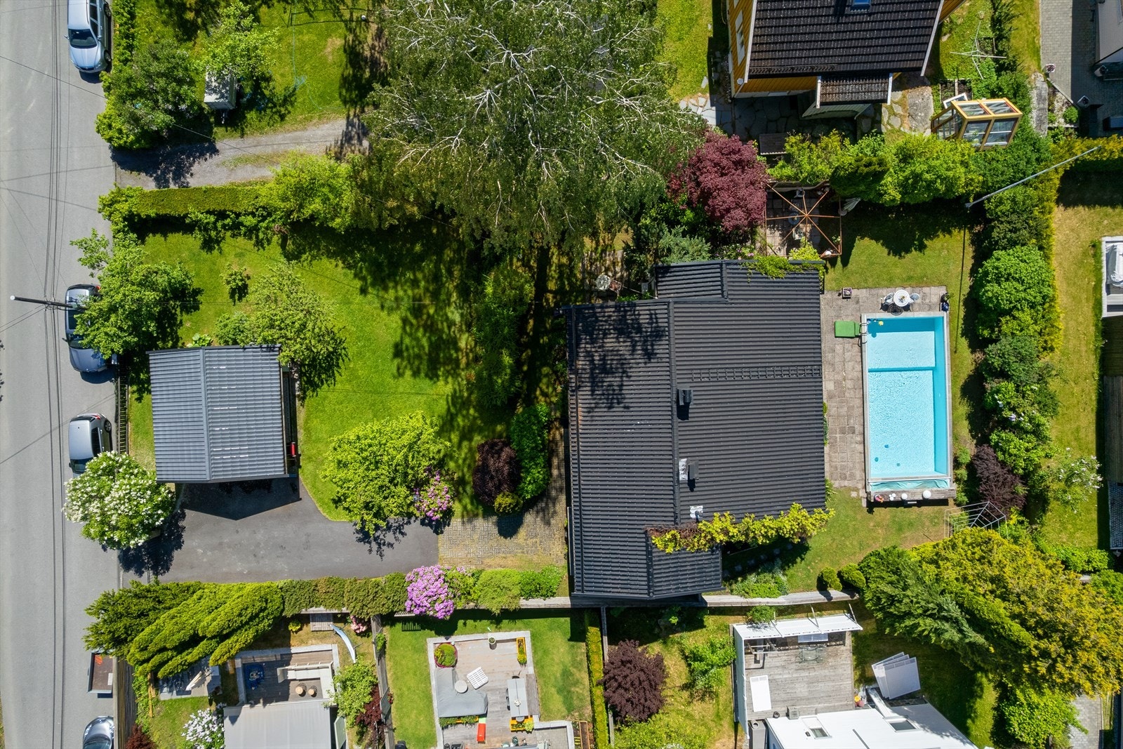 Stor, frodig og usjenert hage med topp beliggenhet. Galleribilde