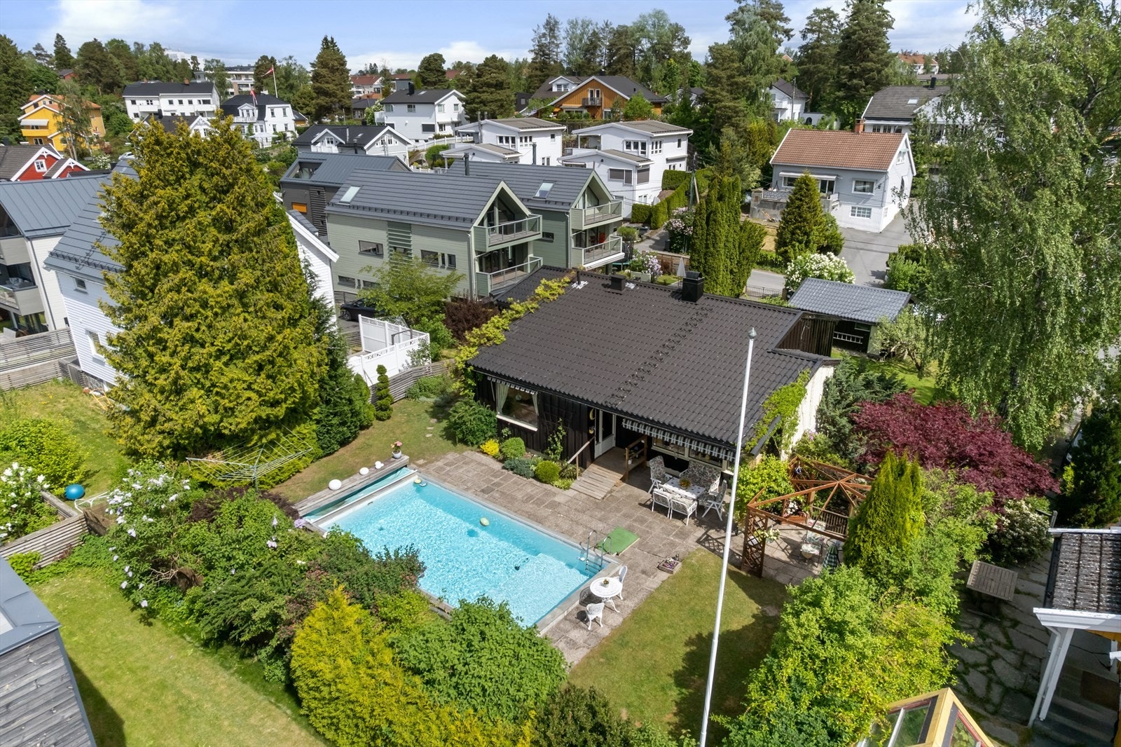 Tomten er på hele 1 050 m² og har sol fra morgen til kveld Galleribilde
