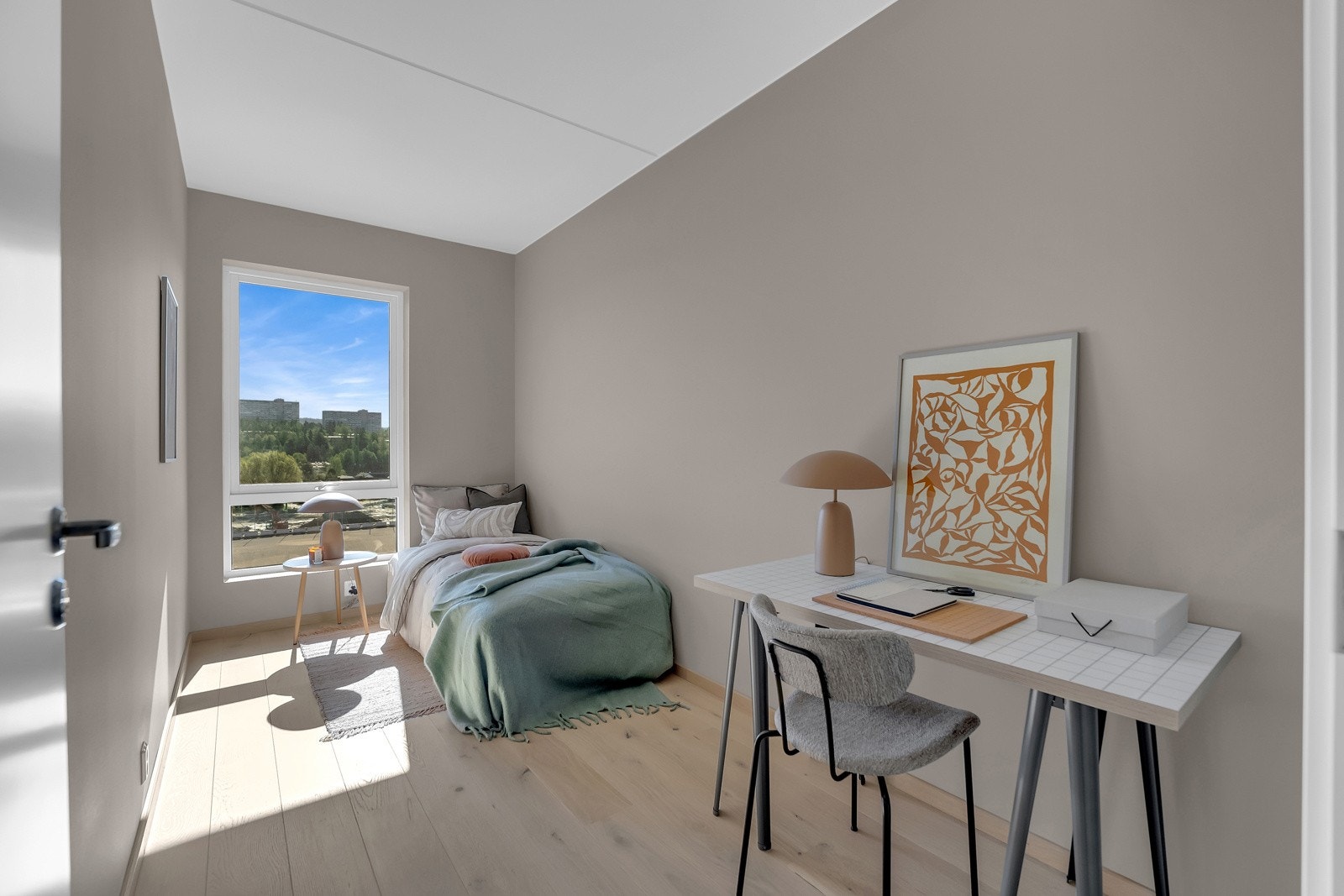 Soverom 2 - lyst og luftig. Rommet kan fint fungere som ekstra soverom, gjesterom eller hjemmekontor Galleribilde