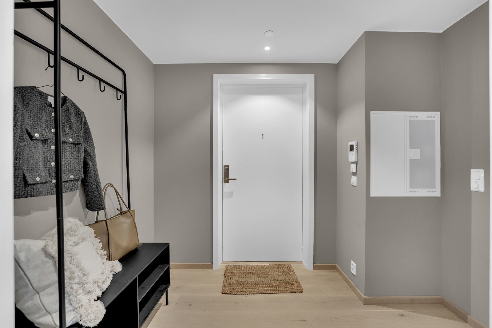 Lys og trivelig entre/gang med plass til garderobeløsning Galleribilde