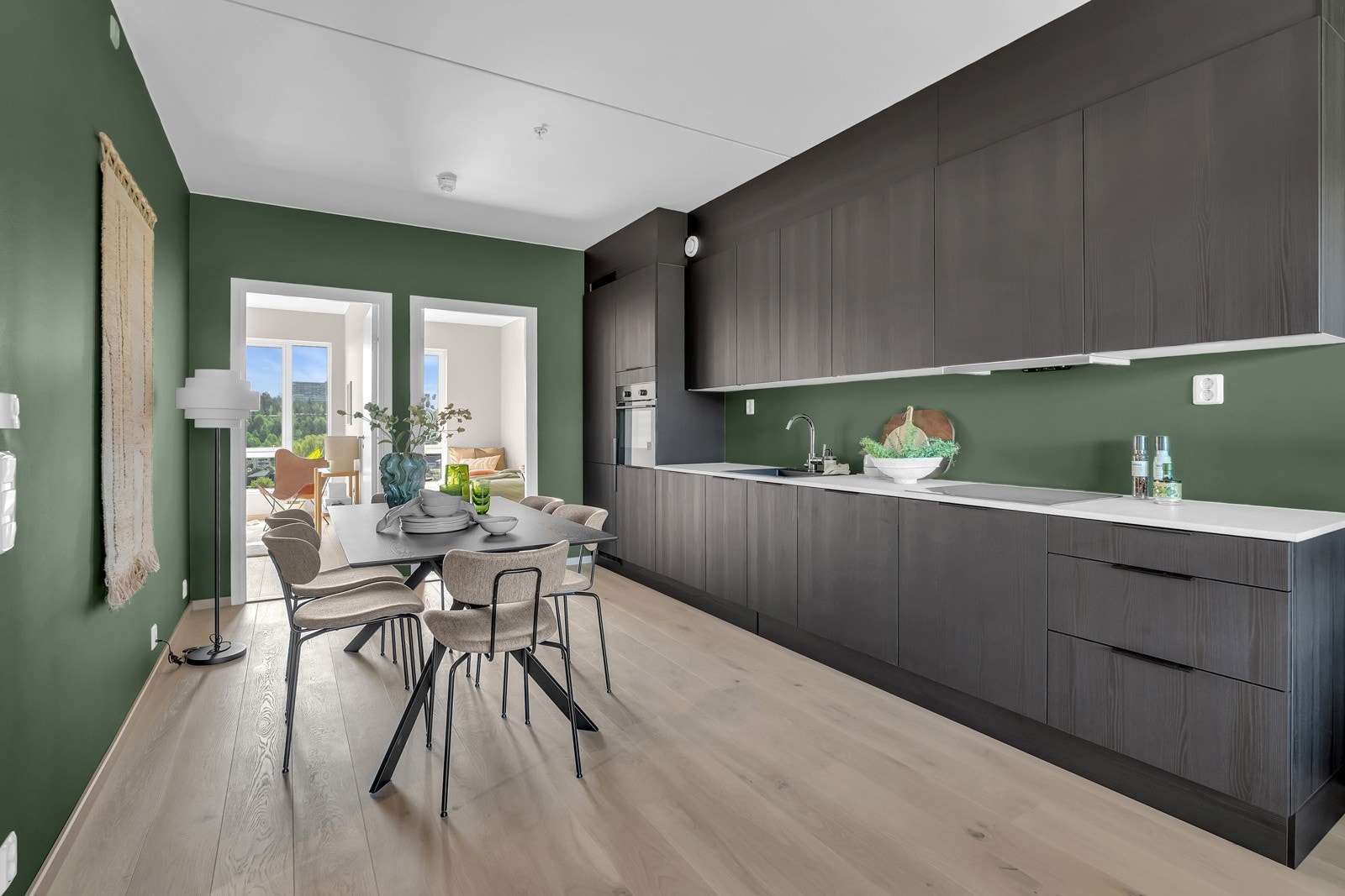 Det er god plass til spisegruppe på kjøkkenet Galleribilde