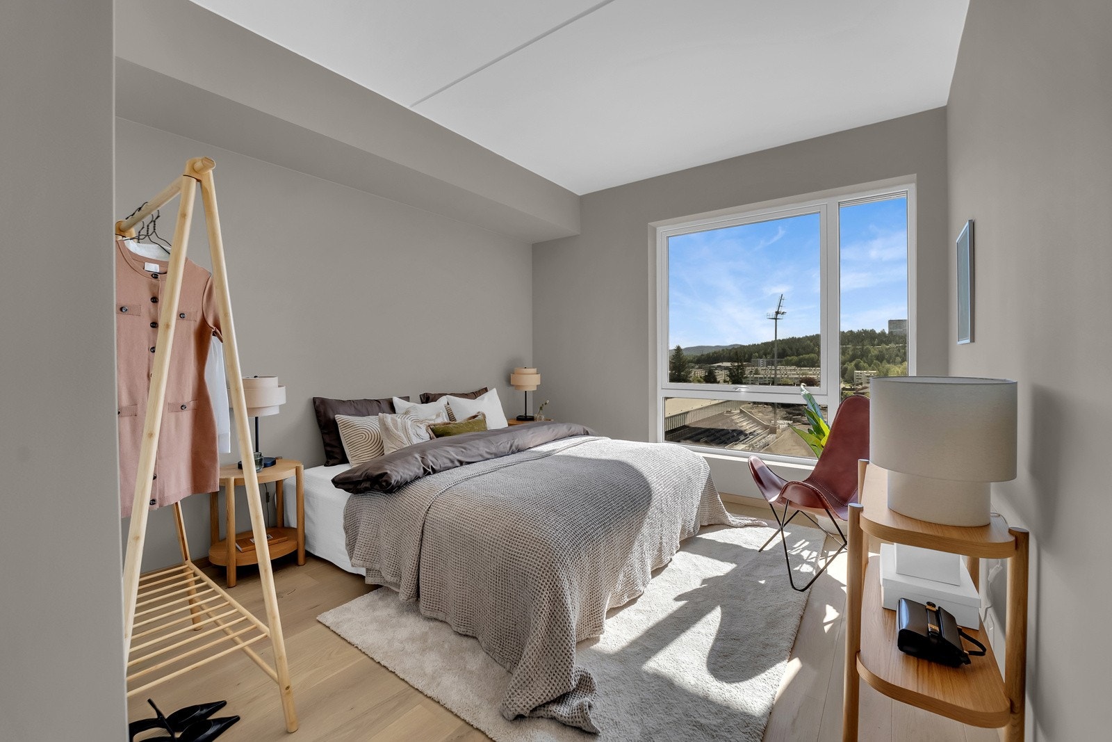 Soverom 1 - Hovedsoverommet er lyst og luftig med store vindusflater som gir mye naturlig lysinnslipp Galleribilde
