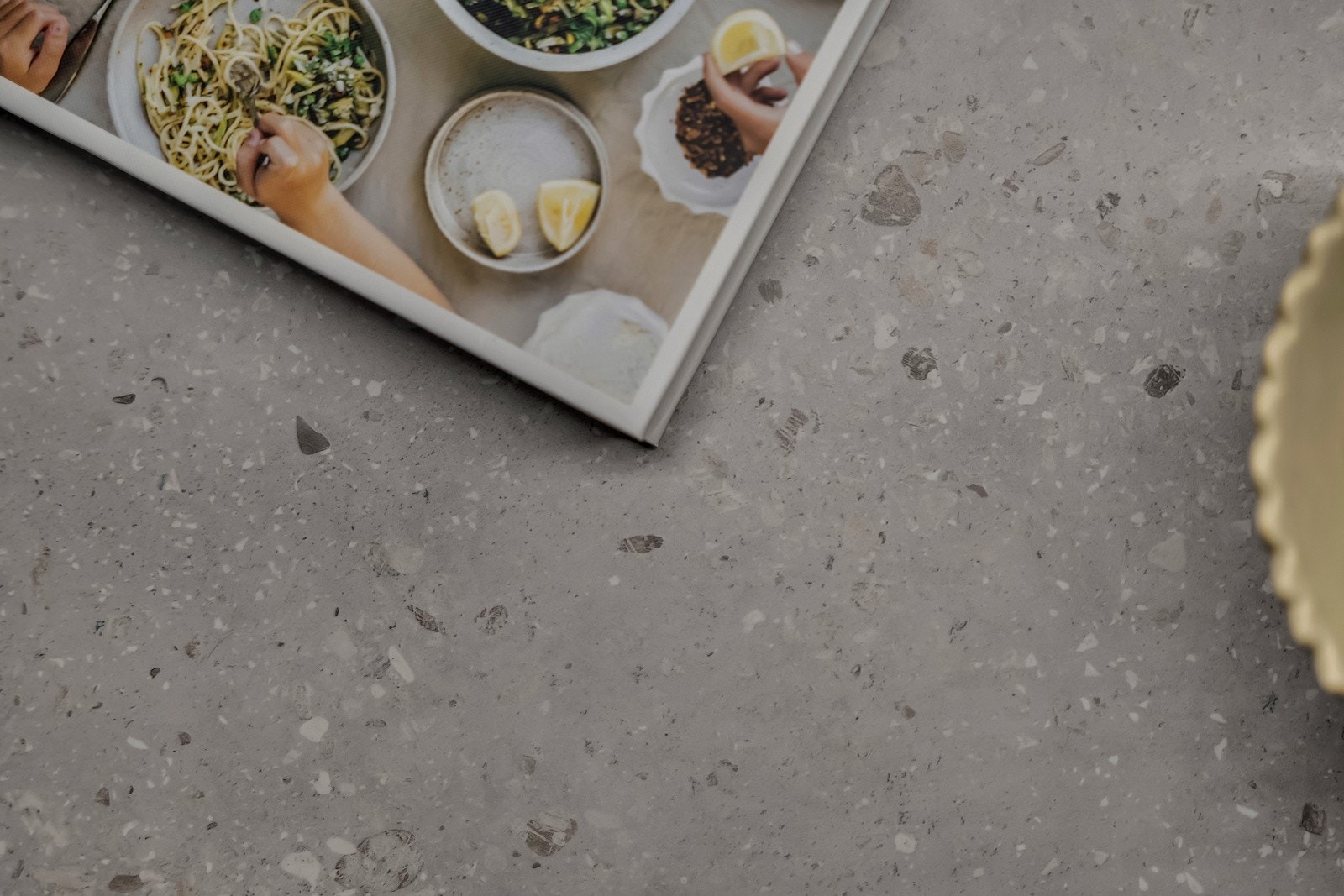 Moderne laminat benkeplate i fargen sandsten fra HTH Galleribilde