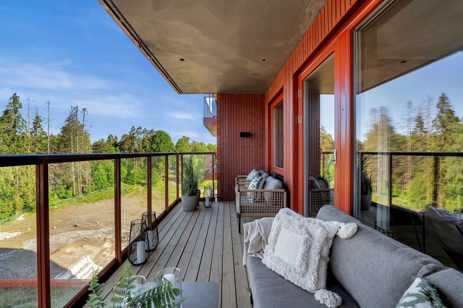 Vestvendt balkong som er overbygget utenfor stuen Galleribilde