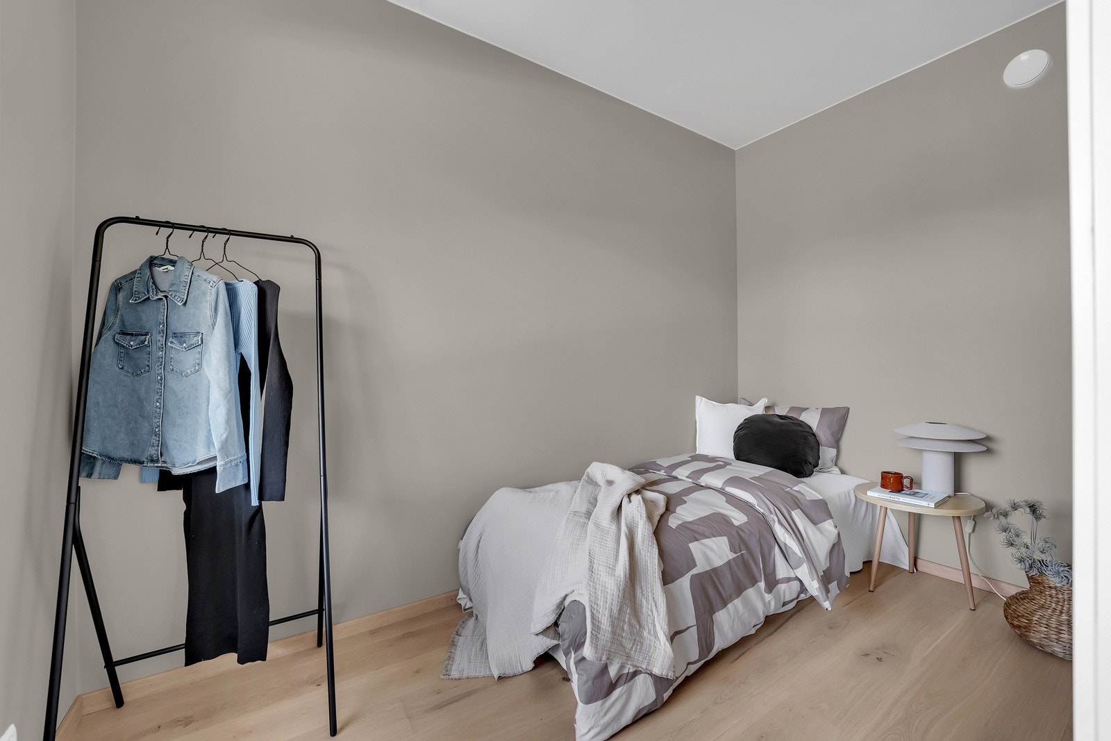 Soverom 3 - lyst og luftig. Rommet kan fint fungere som ekstra soverom, gjesterom eller hjemmekontor Galleribilde