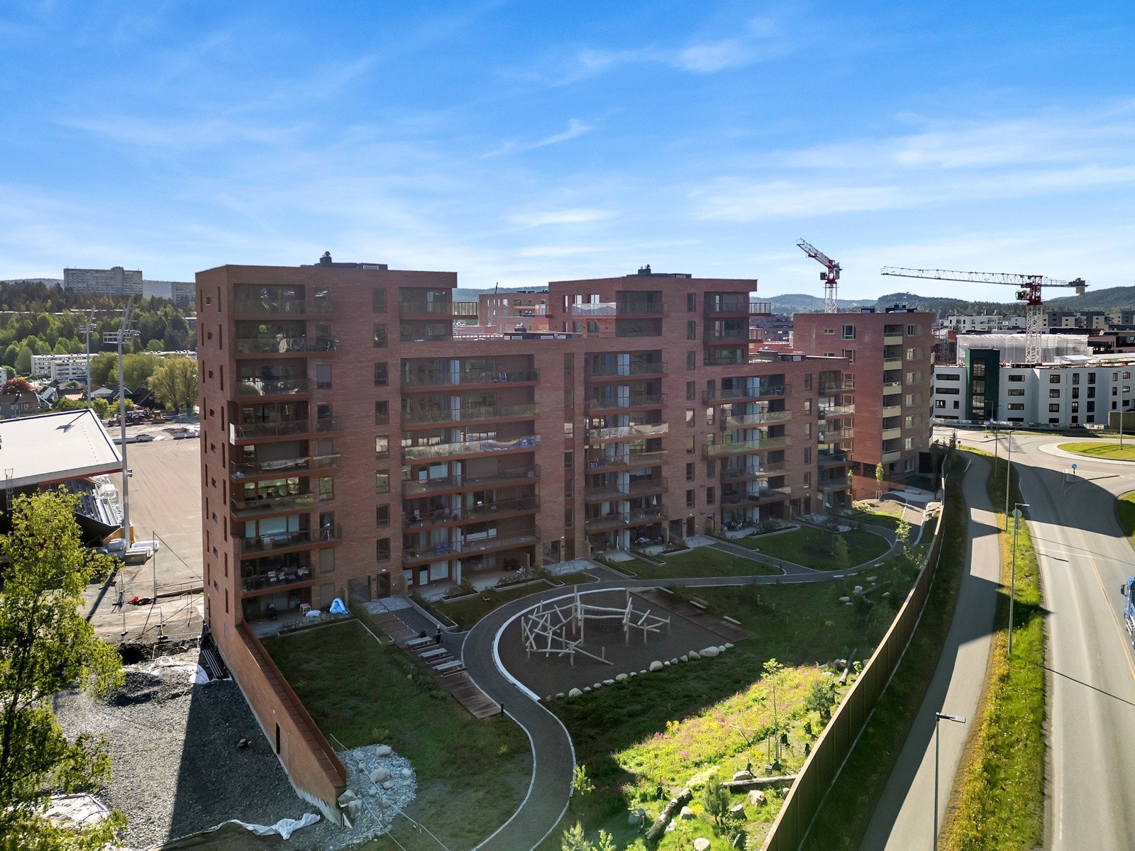 I sameiet er det pent opparbeidede fellesarealer med plen, div. beplantning, lekeplass og sittegrupper Galleribilde