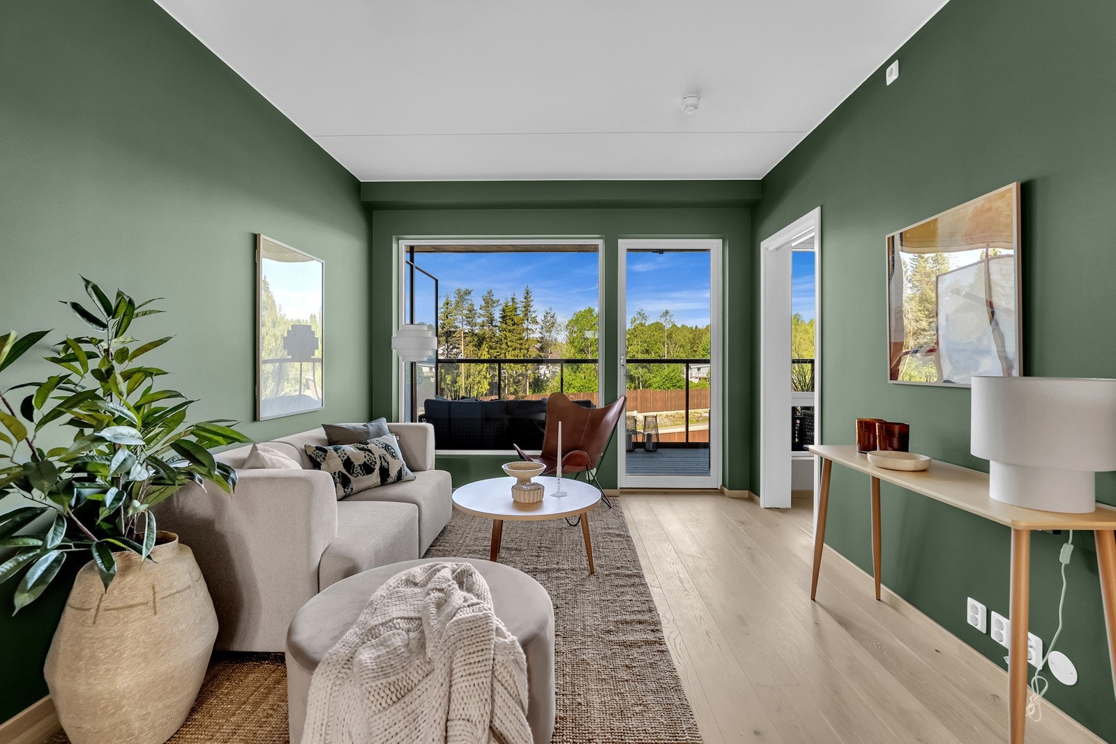 Store vinduer slipper inn flust av naturlig lys, og vannbåren gulvvarme sørger for en behagelig og jevn temperatur året rundt Galleribilde