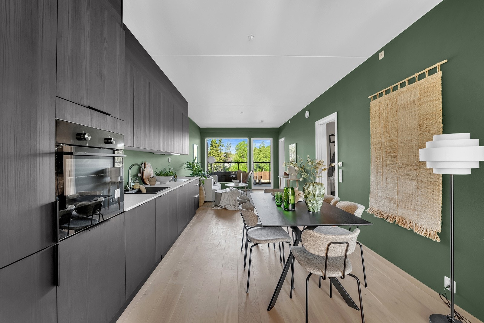 Praktisk og moderne kjøkkeninnredning fra HTH med laminat benkeplate i fargen sandsten også fra HTH - åpen løsning mellom kjøkken og stue gir en luftig følelse Galleribilde