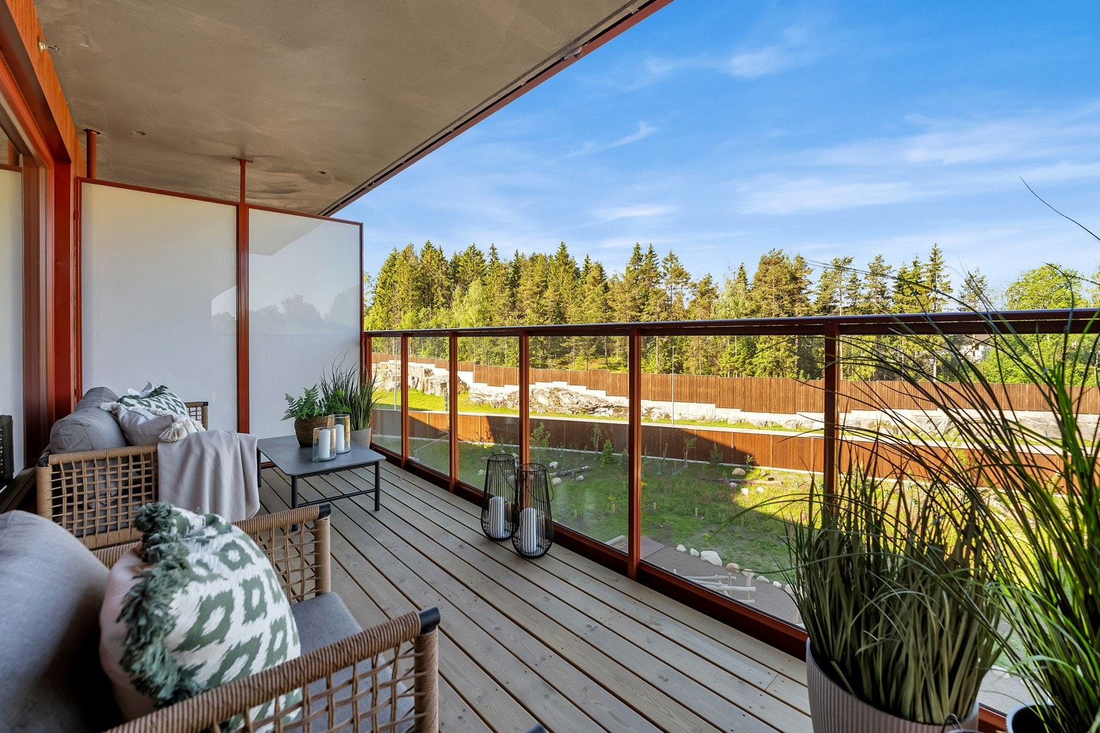 Fra stuen har du direkte utgang til en overbygget, vestvendt og solrik balkong på 10 kvm. Galleribilde