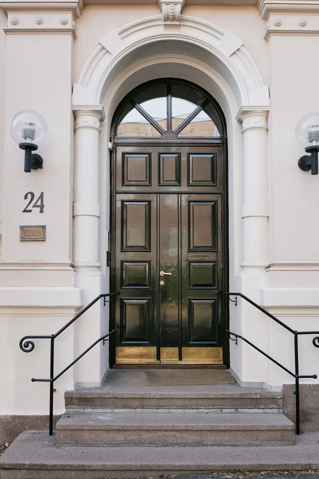 Flott opparbeidet fasade sett utenfra. Galleribilde