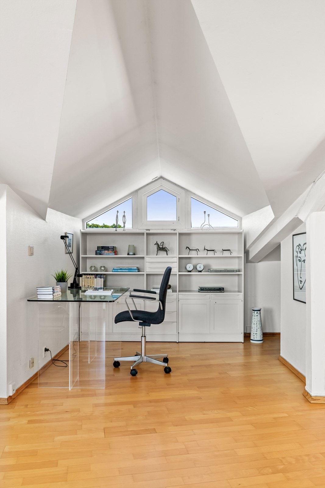 Lyst og vennlig hjemmekontor. Galleribilde