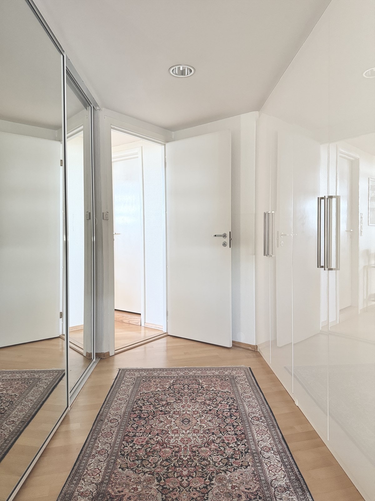 Store garderobeskap på både venstre og høyre side i soverommet. Galleribilde