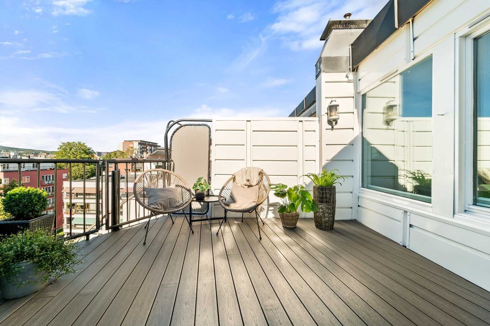 Terrassen har fantastisk utsikt og svært gode solforhold, med plass til både spisegruppe, loungemøbler og grill. Galleribilde