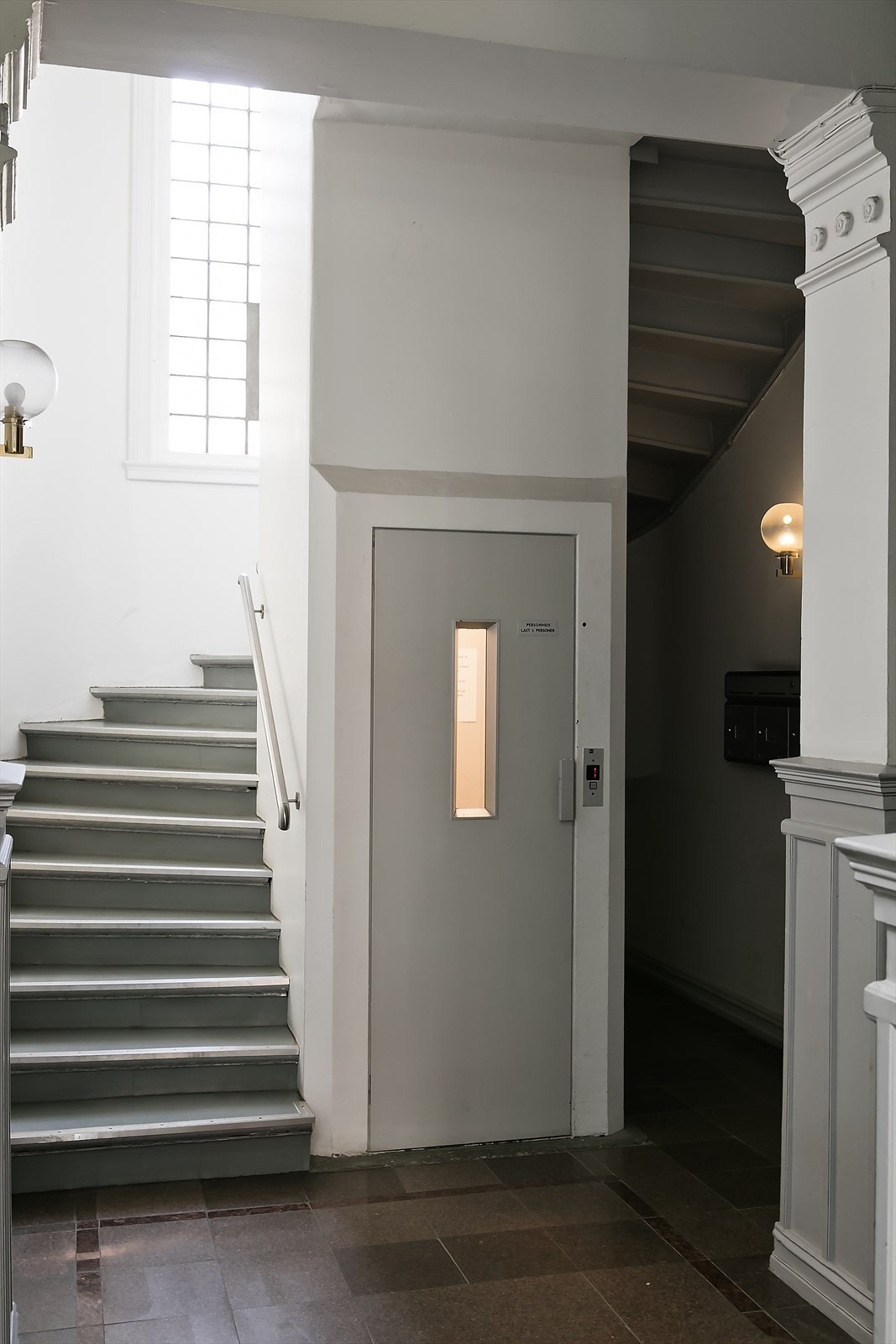 Det er heisadkomst i bygget som tar deg rett opp til leiligheten. Galleribilde