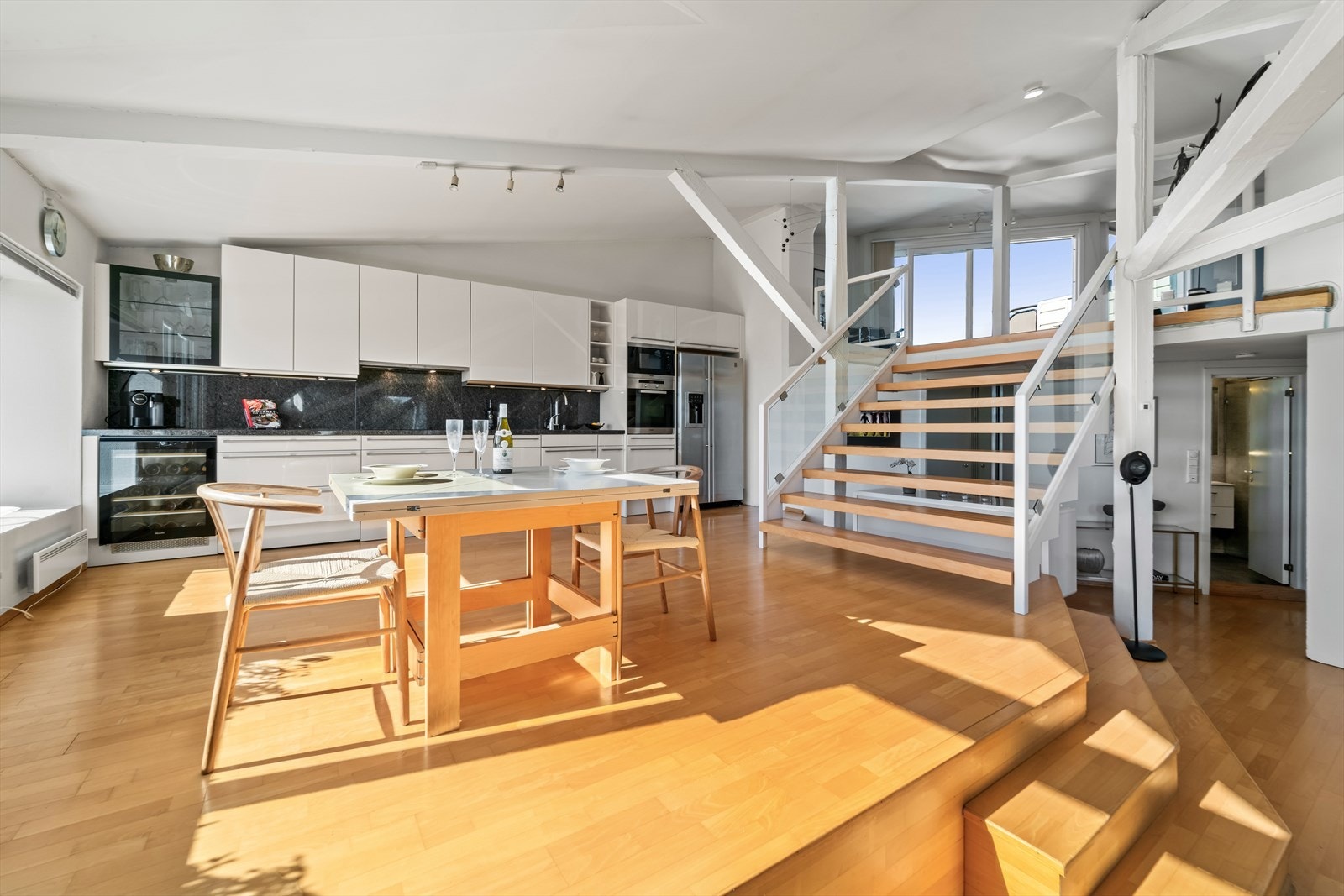 Nordvik avd. Frogner har gleden av å presentere Industrigata 24A. Unik toppleilighet med to etasjer og solrik terrasse på 16 kvm med panoramautsikt! Galleribilde