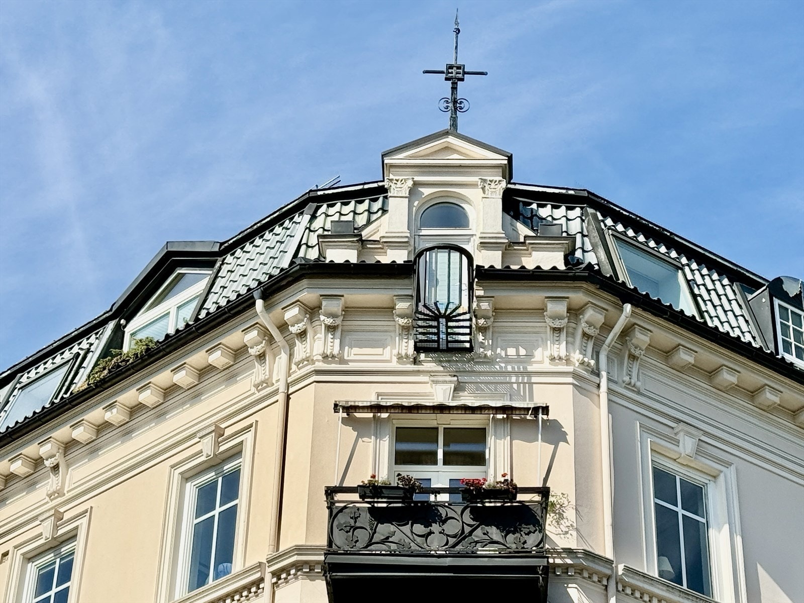 Leligheten ligger på toppen av en lekker klassisk bygård fra 1894. Galleribilde