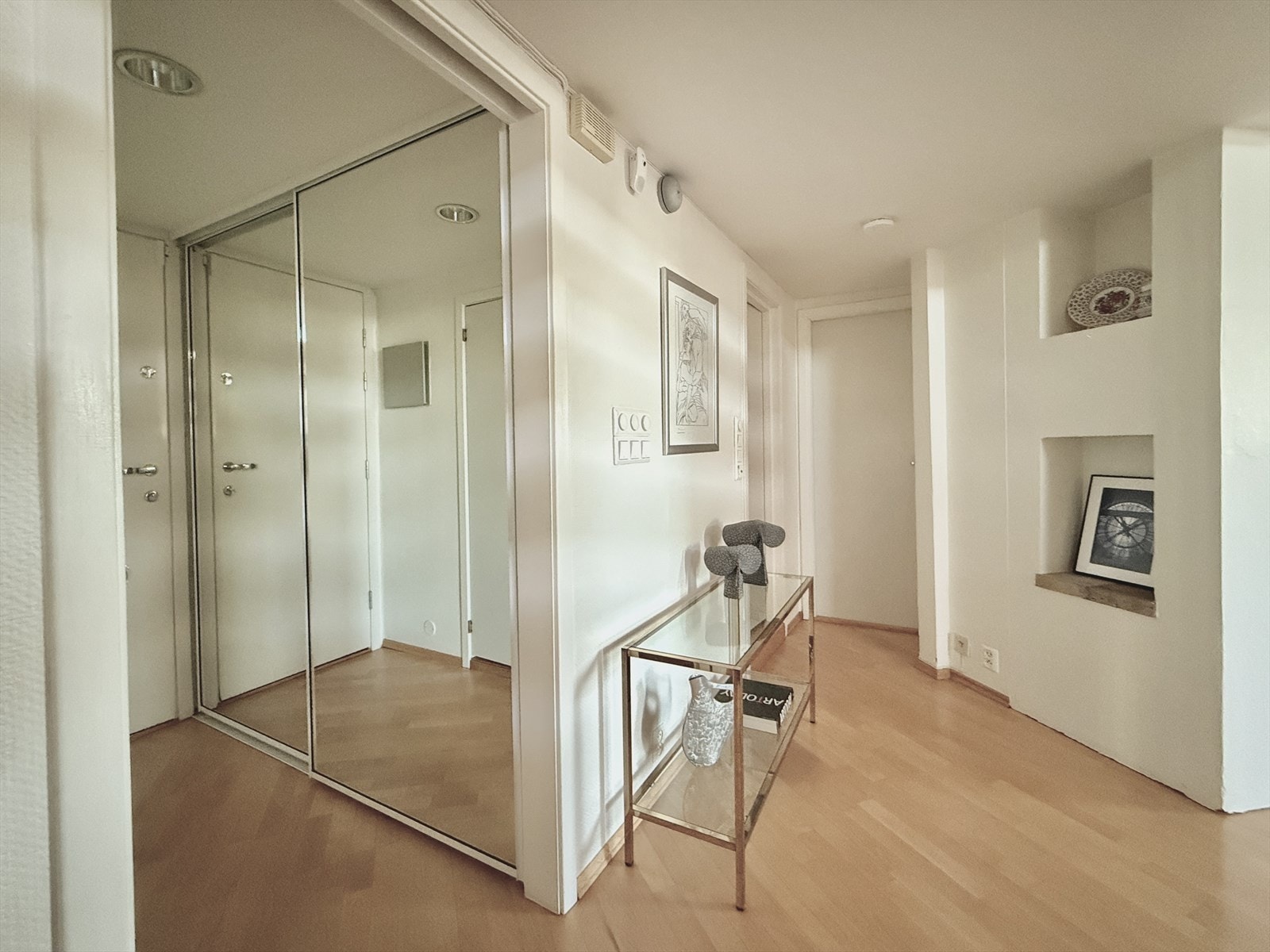 I entréen er det gode muligheter til både garderobe/hylleløsninger. I tillegg disponerer boligen to eksterne boder på ca. 12 m². Dørcalling. Galleribilde