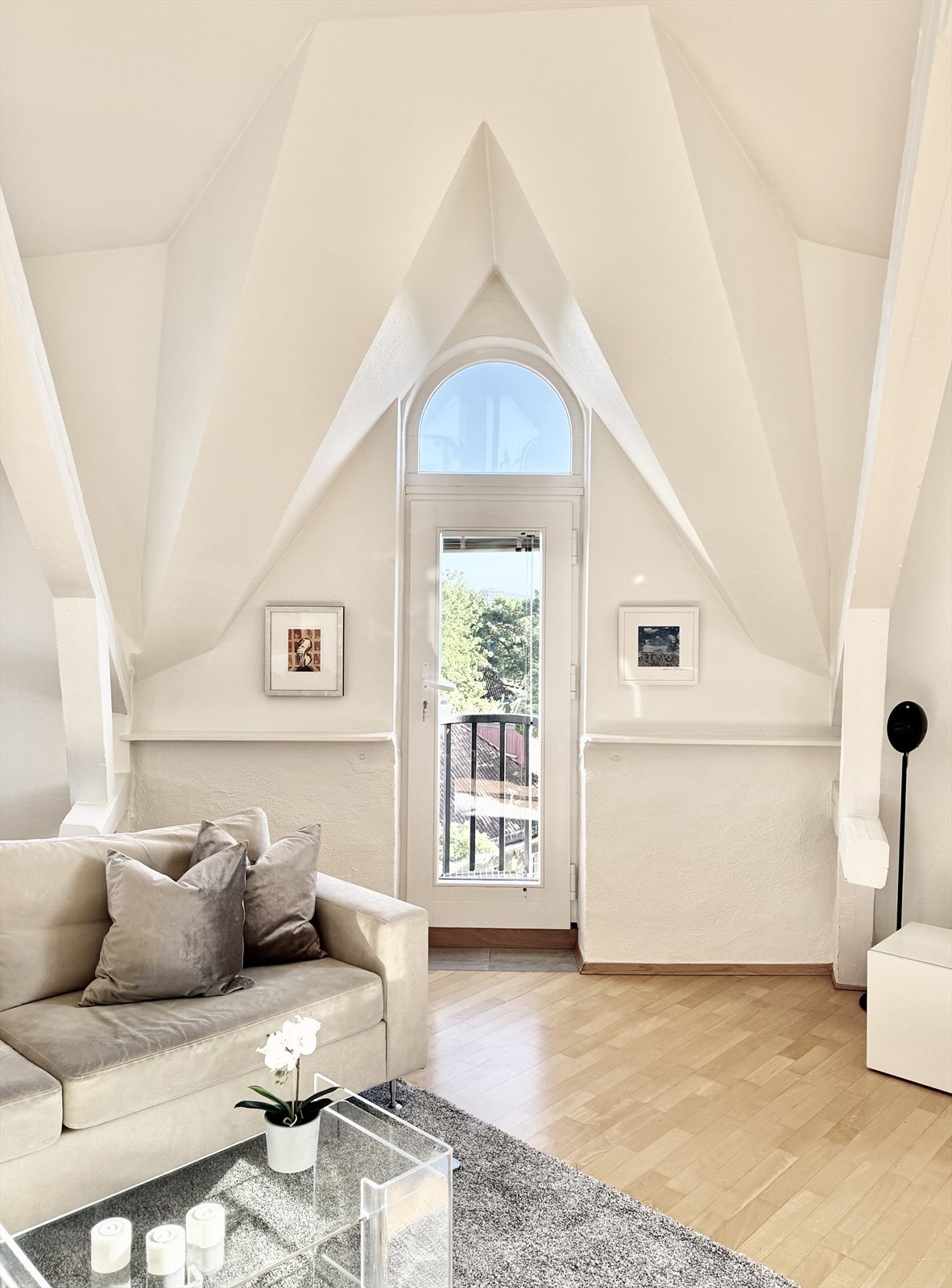 Fra stuen er det adkomst til en særegen balkong. Nyt utsikten over takene på Briskeby som kongen på haugen! Galleribilde