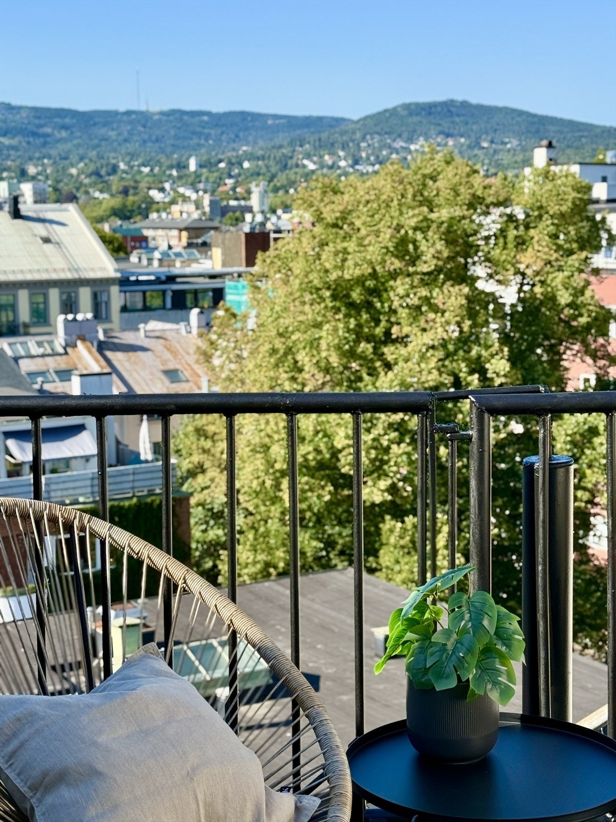 Utsikt mot Tryvannstårnet fra takterrassen. Galleribilde