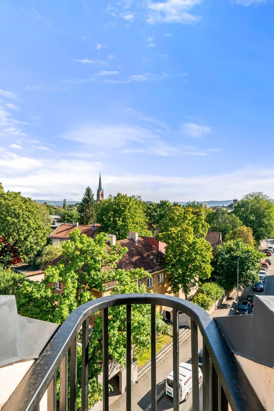 Fra stuen er det adkomst til en særegen balkong. Nyt utsikten over takene på Briskeby som kongen på haugen! Galleribilde