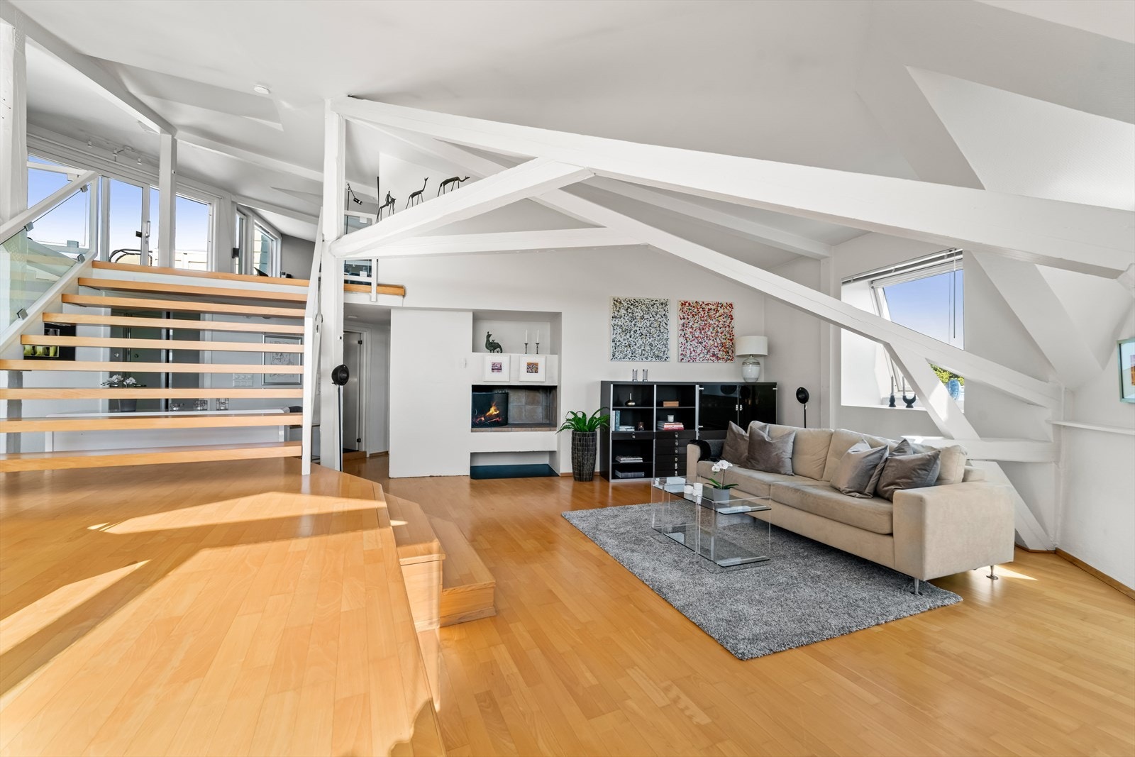 Stor stue med orginale trebjelker, ildsted og takhøyde på hele 3.45 m. Galleribilde