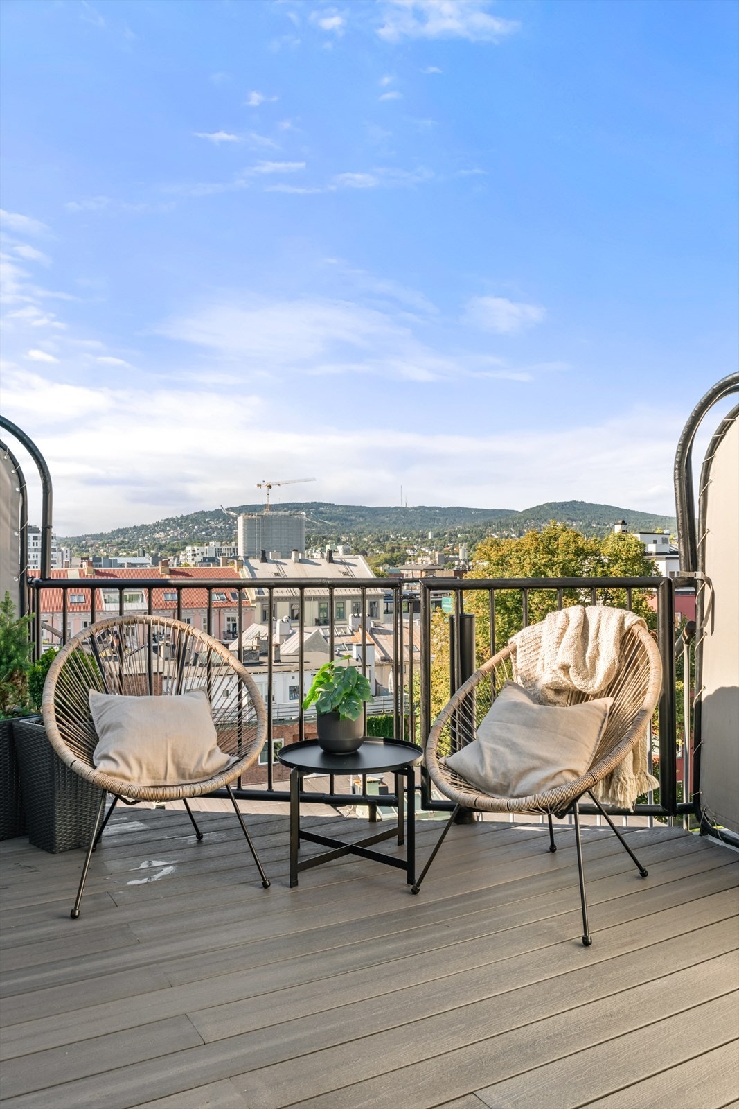 Fra øverste plan har man utgang til leilighetens høydepunkt - en privat takterrasse på ca. 16 m². Utsikt mot Holmenkollen! Galleribilde